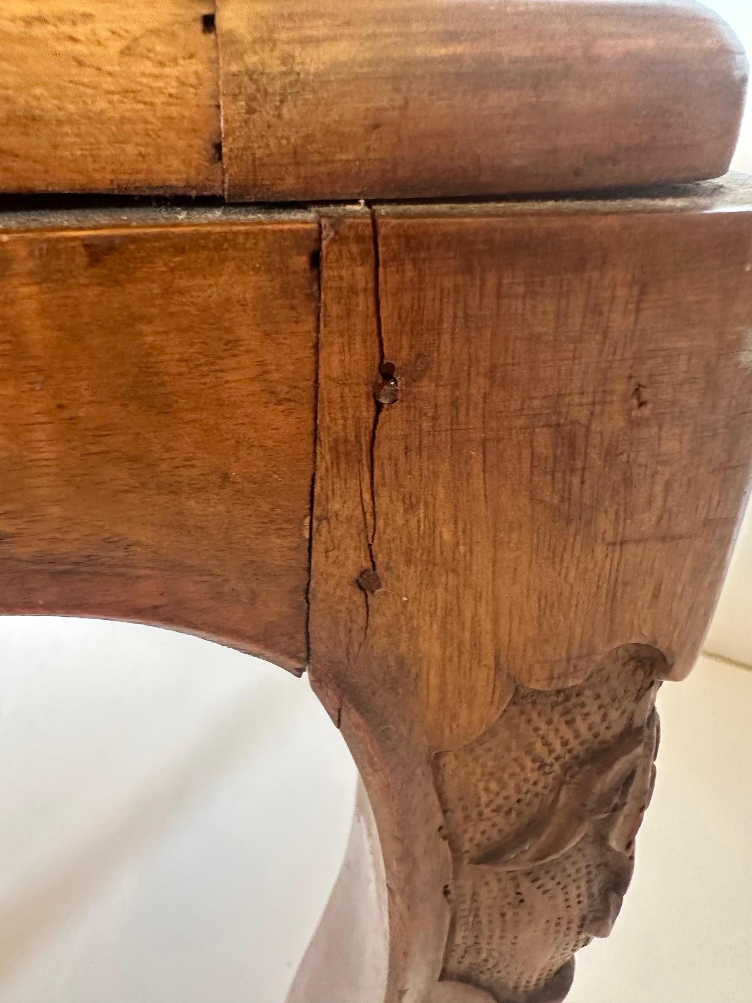 Pareja de bancos clásicos de madera de nogal con cojines personalizados con estampado de animales Tapicería en venta