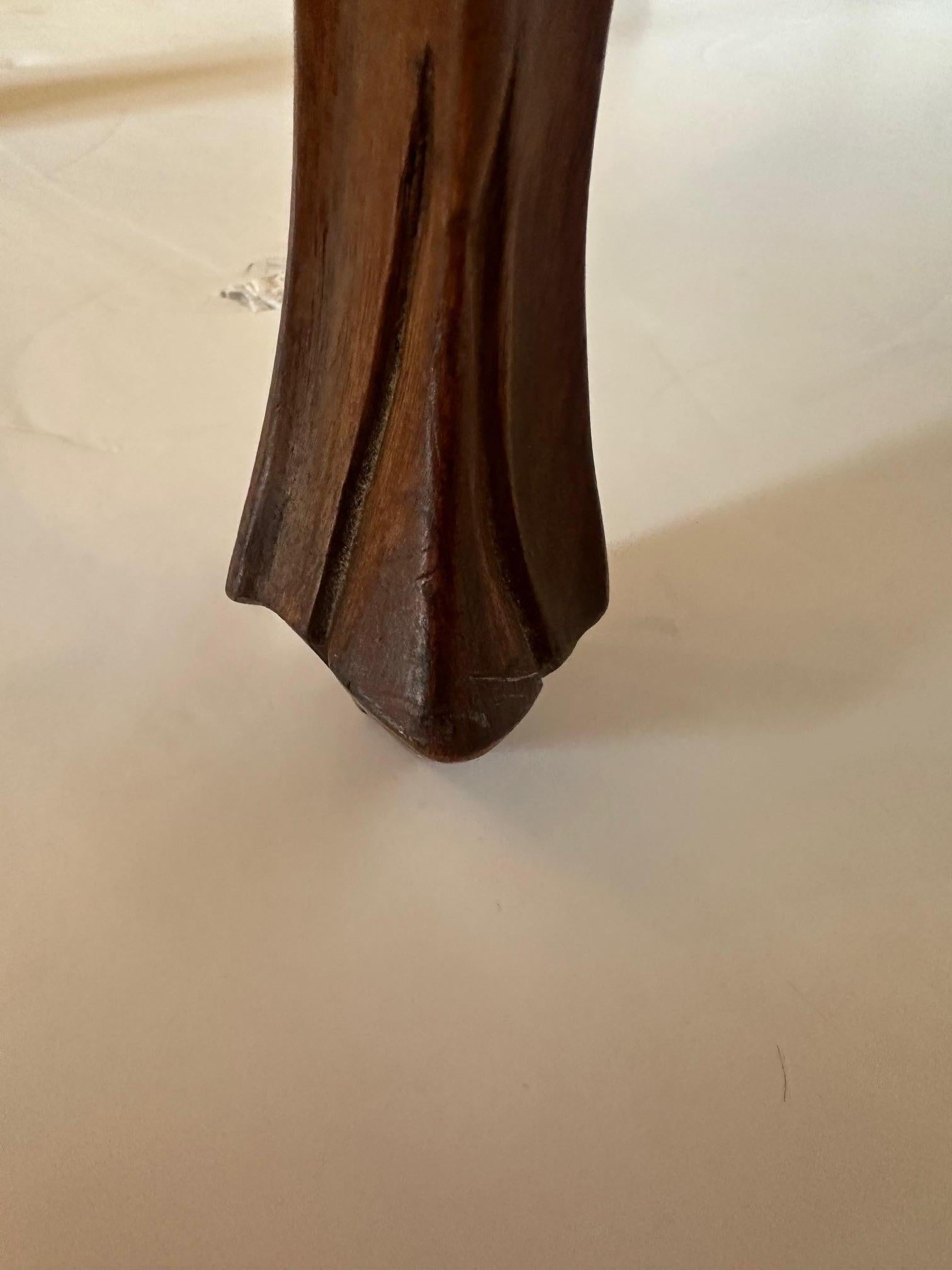 Pareja de bancos clásicos de madera de nogal con cojines personalizados con estampado de animales en venta 1