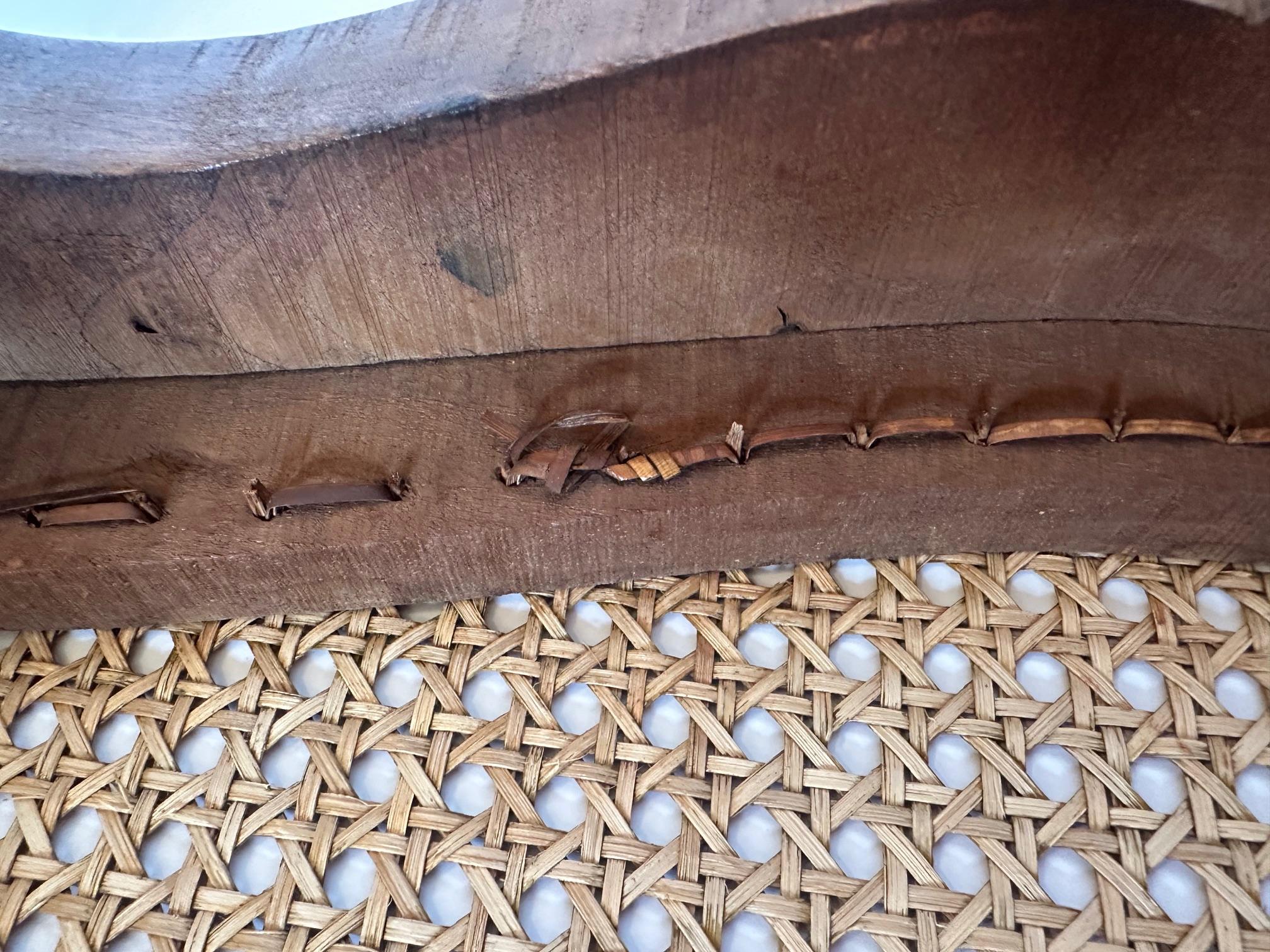 Pareja de bancos clásicos de madera de nogal con cojines personalizados con estampado de animales en venta 3