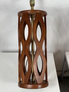 Coppia classica di lampade da tavolo in noce scolpito del Mid Century Modern di Modeline Lamp Co.