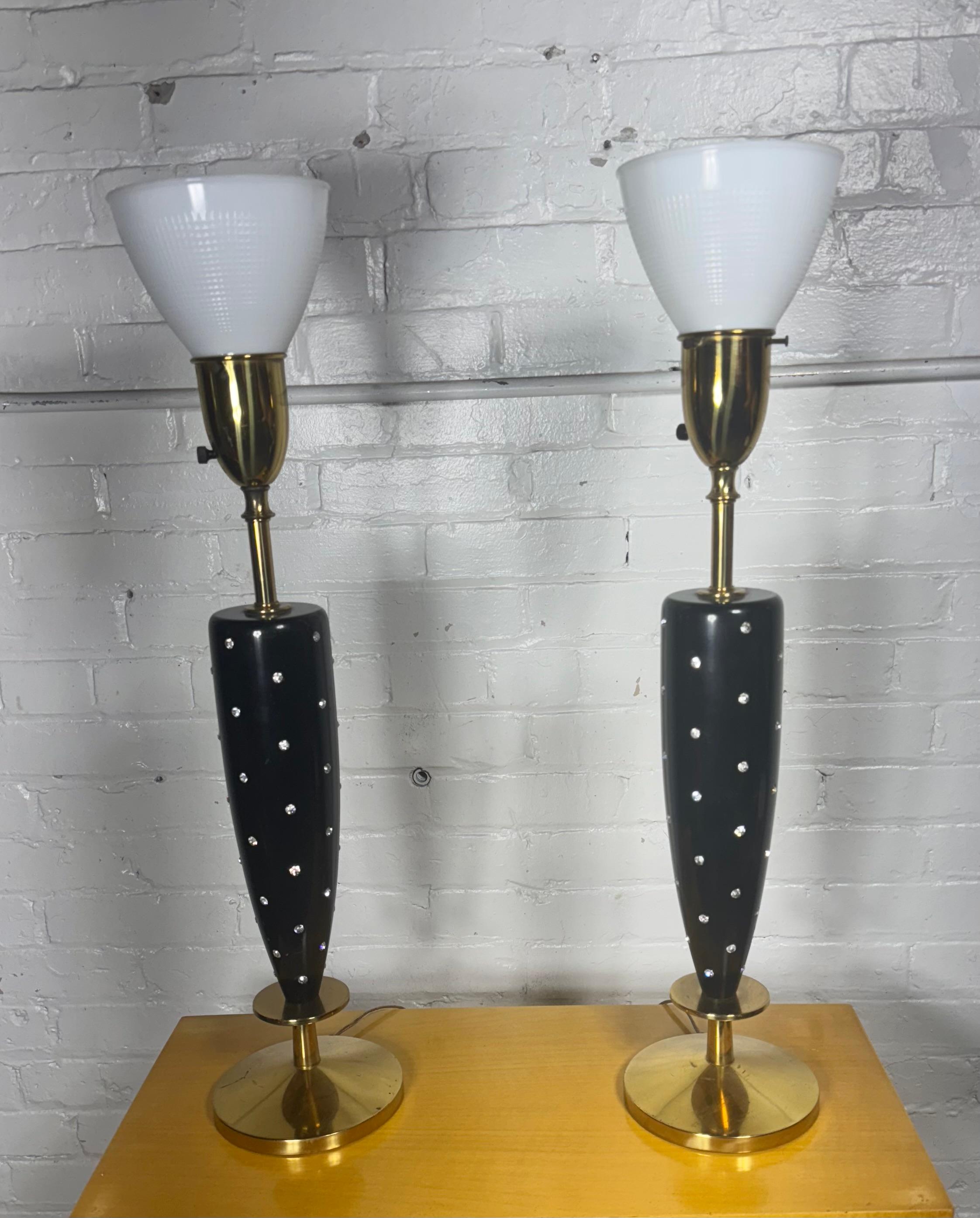 Par clásico Tommi Parzinger Lámparas con tachuelas de... Modernista / Regencia Estadounidense en venta