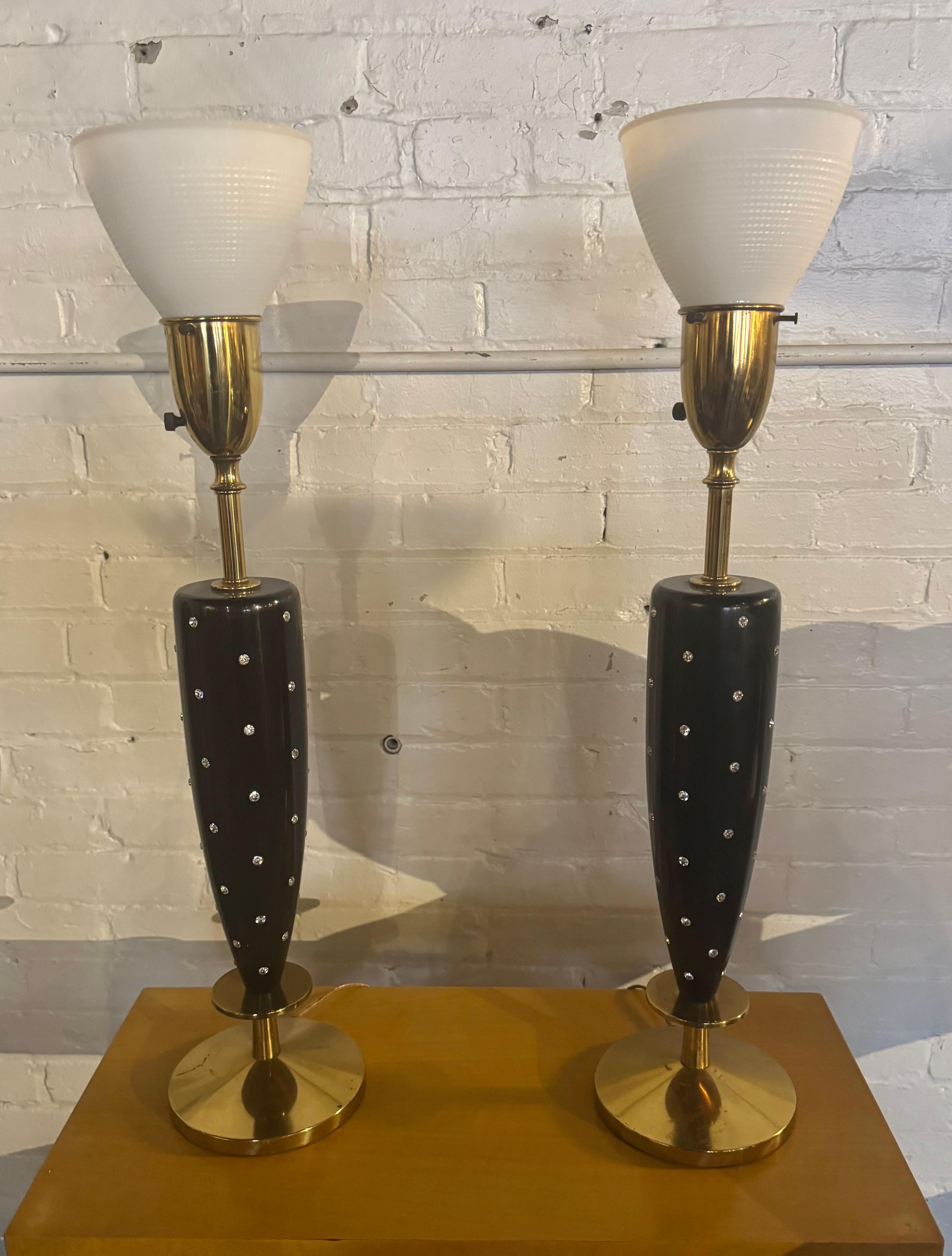 Par clásico Tommi Parzinger Lámparas con tachuelas de... Modernista / Regencia Lacado en venta