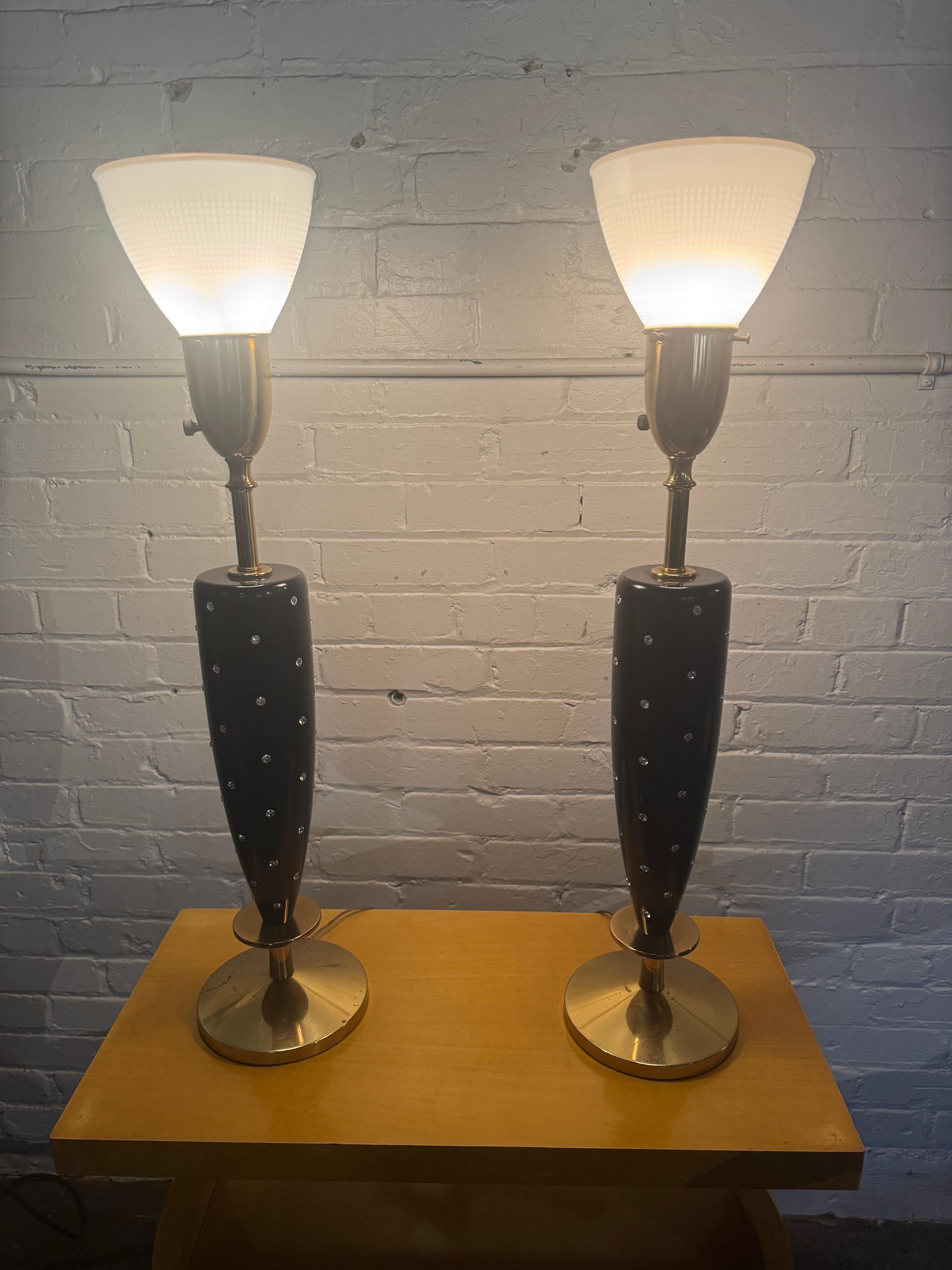 Par clásico Tommi Parzinger Lámparas con tachuelas de... Modernista / Regencia mediados del siglo XX en venta
