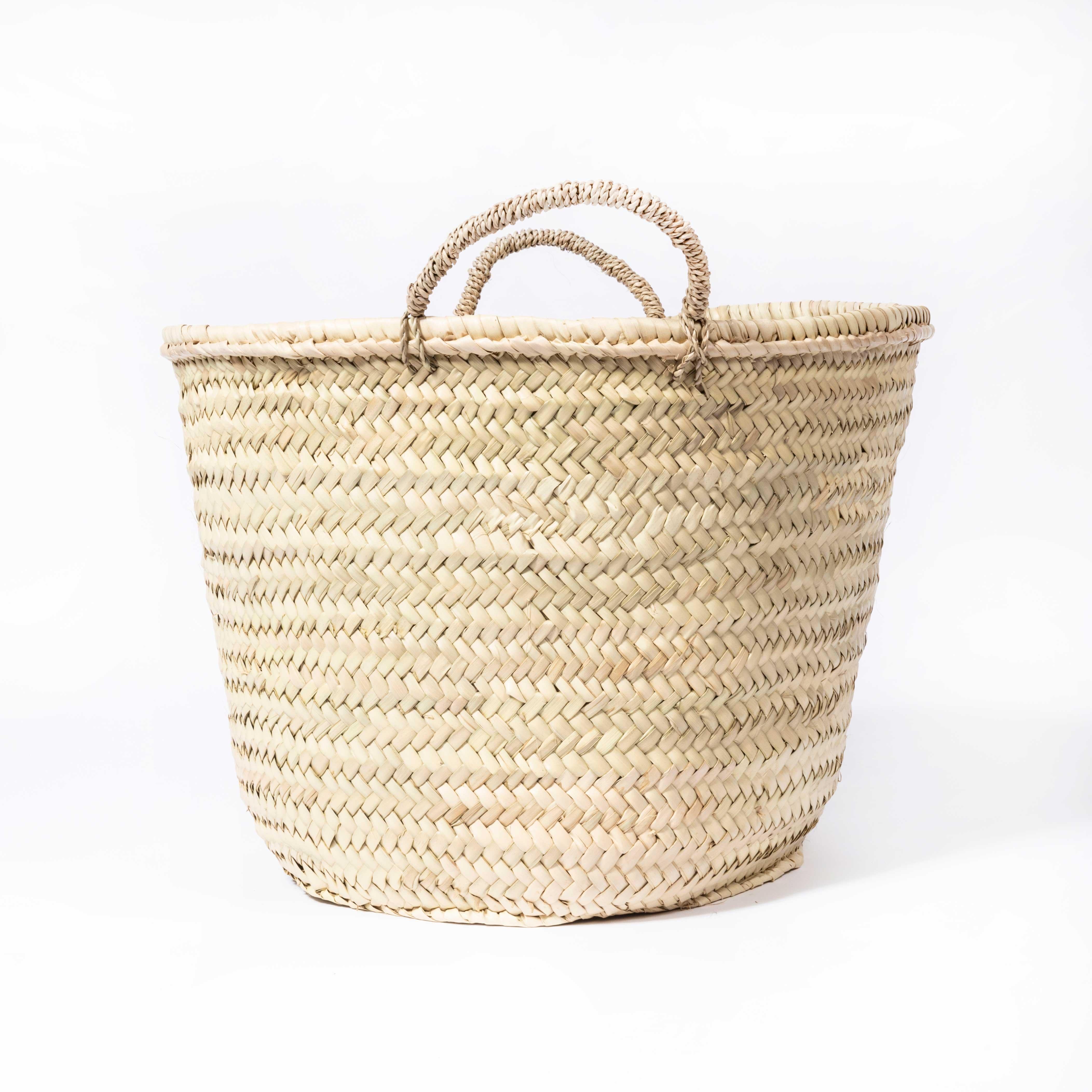 Cestino classico con foglie di palma. 

Tessuta per noi sulla costa occidentale del Marocco utilizzando la caratteristica foglia di palma chiara strettamente intrecciata con semplici manici.

Rapporto del workshop:
Prodotto contemporaneo tessuto a