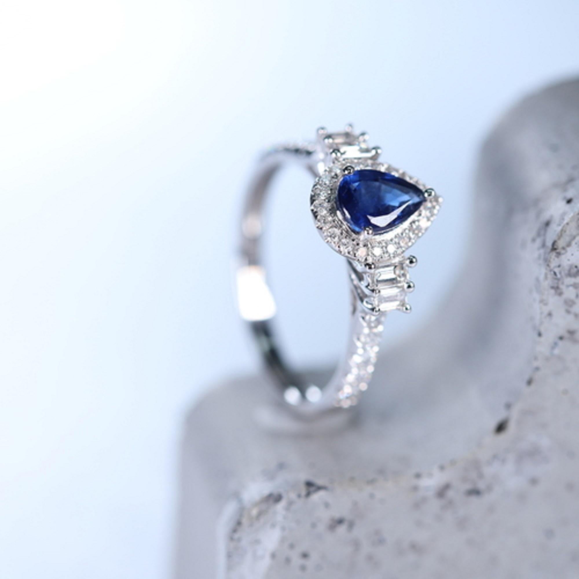 Anillo clásico de oro blanco de 14 quilates con zafiro azul talla pera y diamante blanco Corte pera