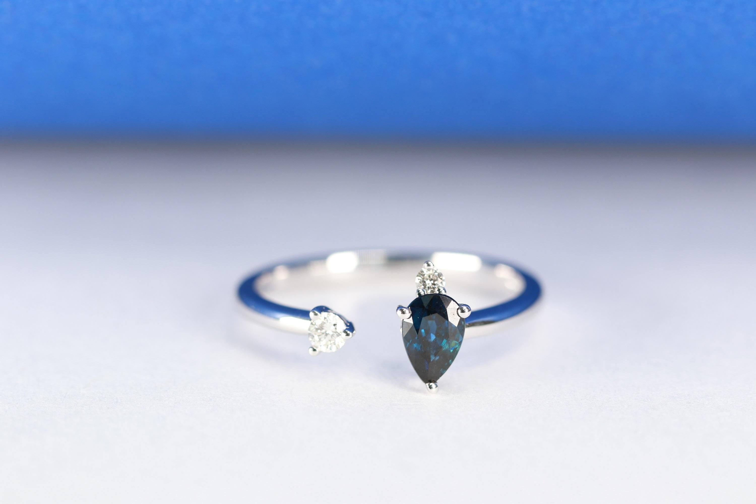 Classic Pear-Cut Blue Sapphire with Round-Cut Diamond 10k White Gold Ring In New Condition For Sale In New York, NY