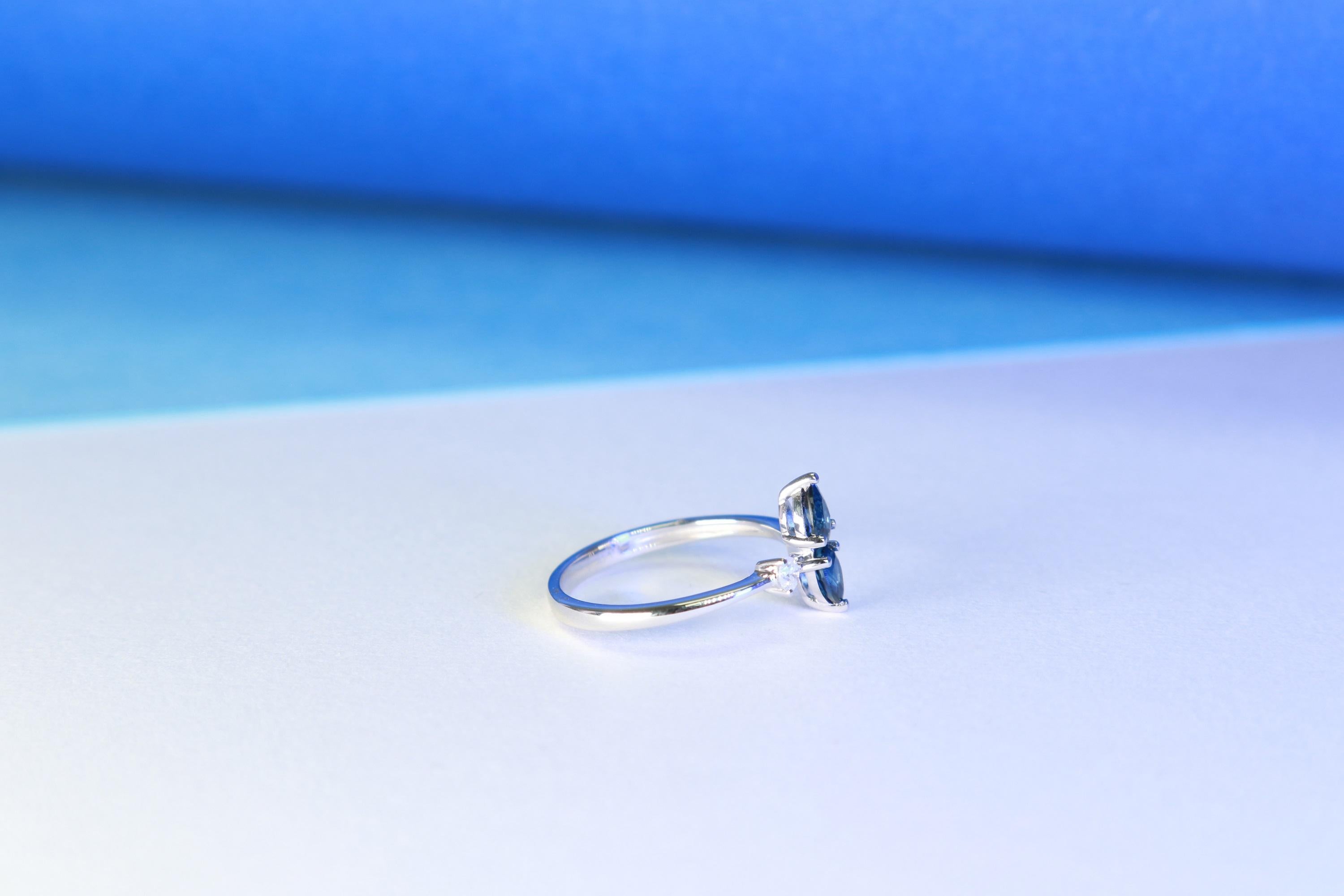 Anello classico con zaffiro blu taglio pera e diamante taglio rotondo in oro bianco 14k In condizioni Nuovo in vendita a New York, NY