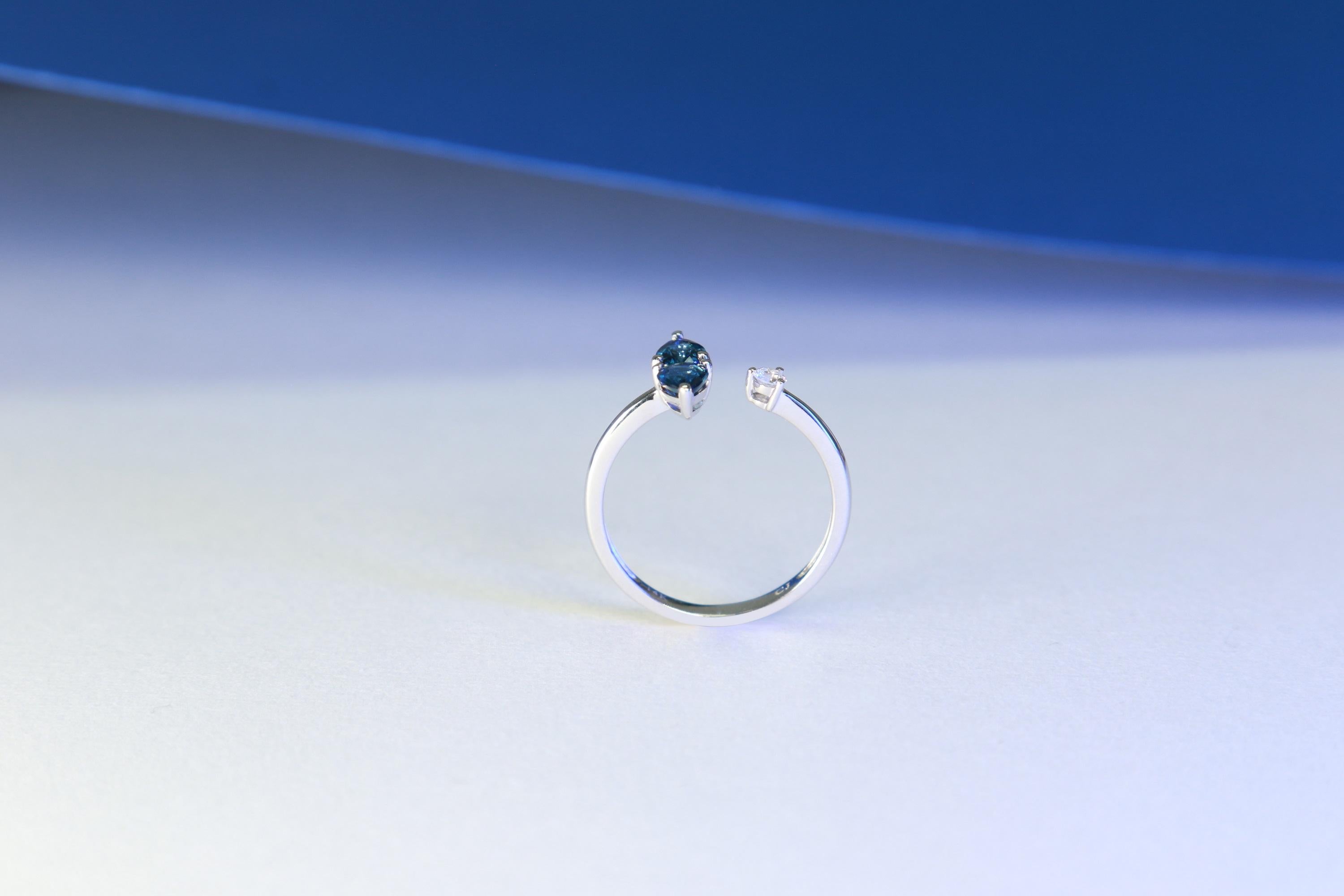 Donna Anello classico con zaffiro blu taglio pera e diamante taglio rotondo in oro bianco 14k in vendita
