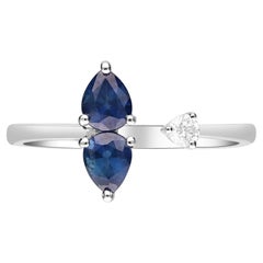 Anillo clásico de zafiro azul talla pera y diamante talla redonda de oro blanco de 14k