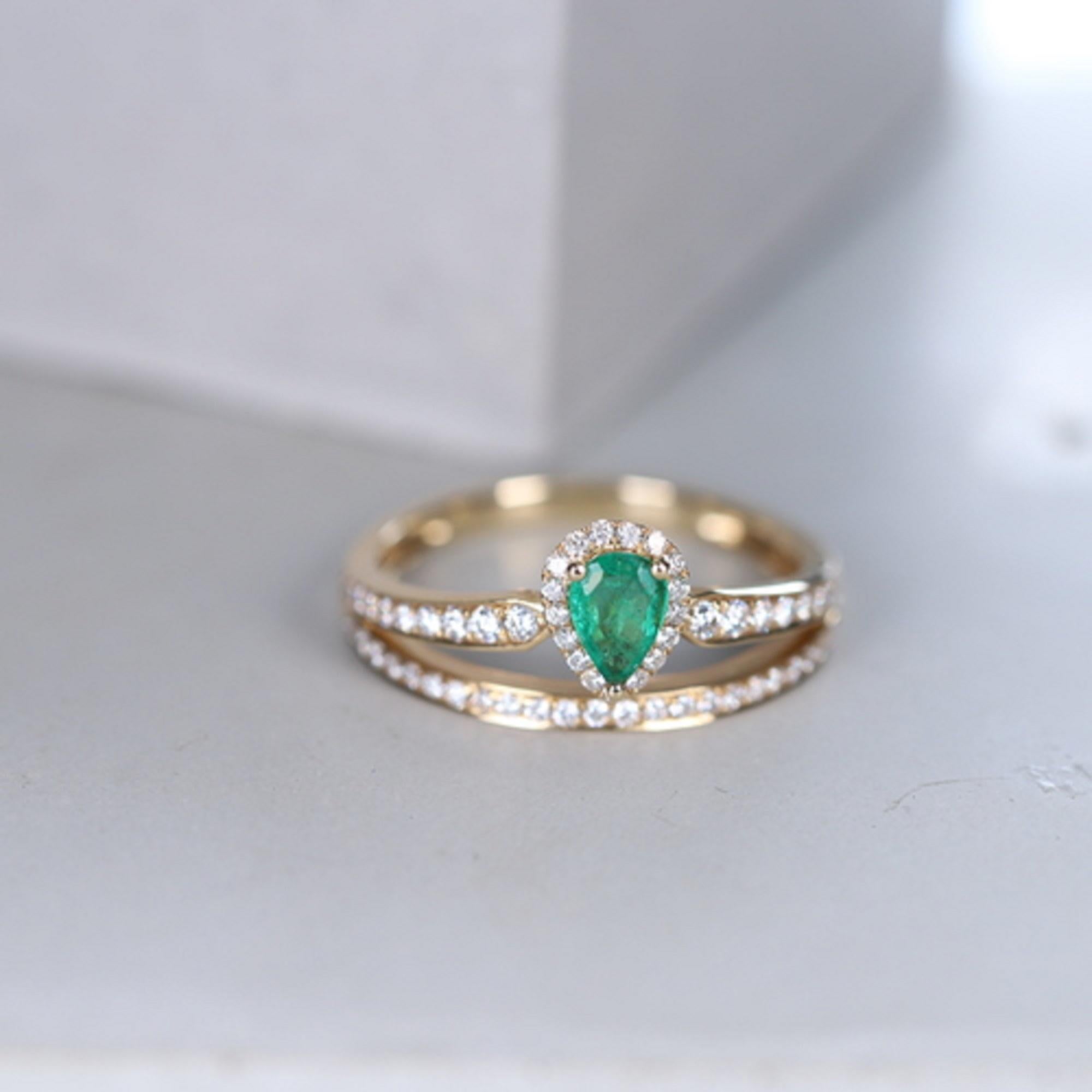 Art Deco Classic Pear Cut Emerald and Round Cut White Diamond 14K Yellow Gold Ring For Sale