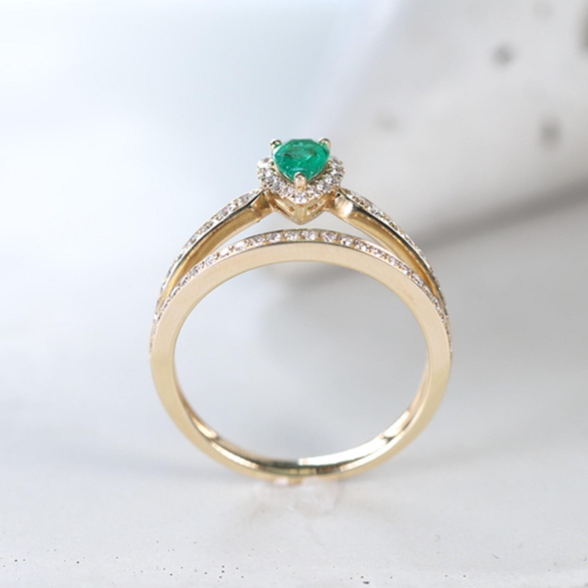 Classic Pear Cut Emerald and Round Cut White Diamond 14K Yellow Gold Ring In New Condition For Sale In New York, NY