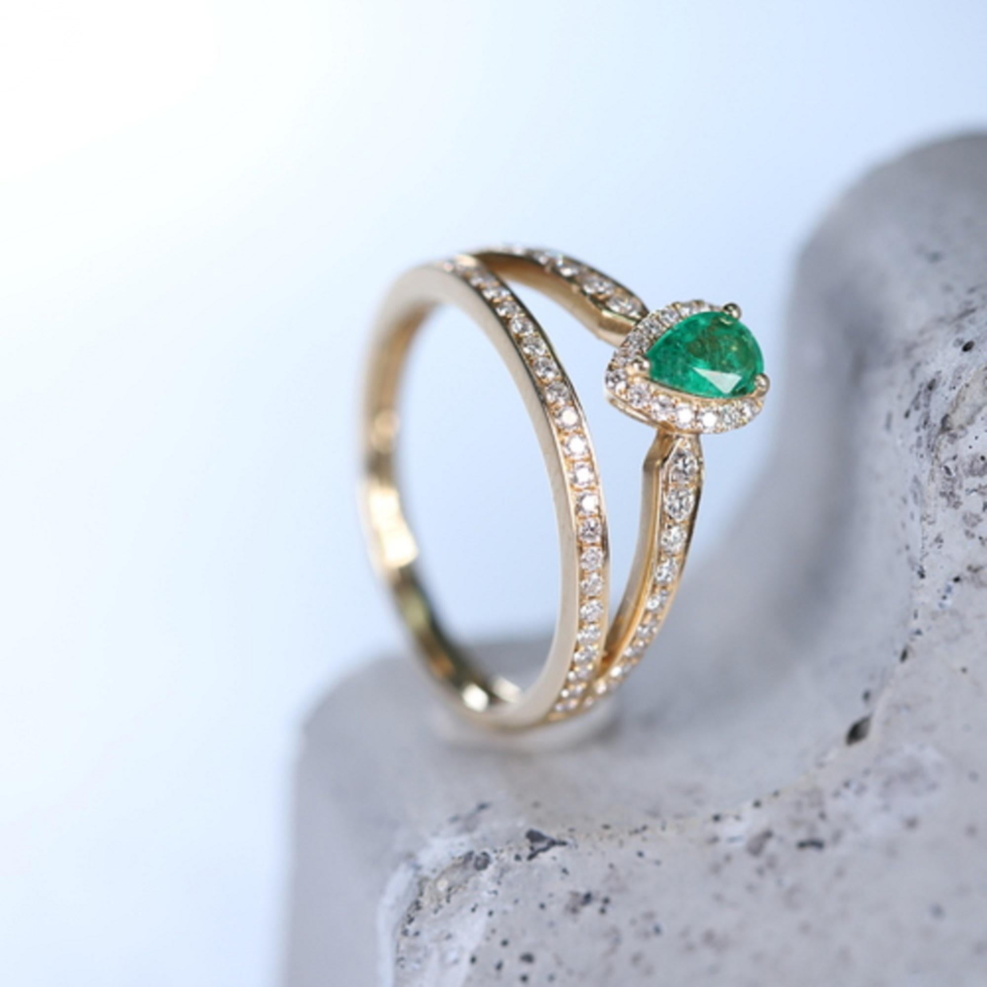 Women's Classic Pear Cut Emerald and Round Cut White Diamond 14K Yellow Gold Ring For Sale