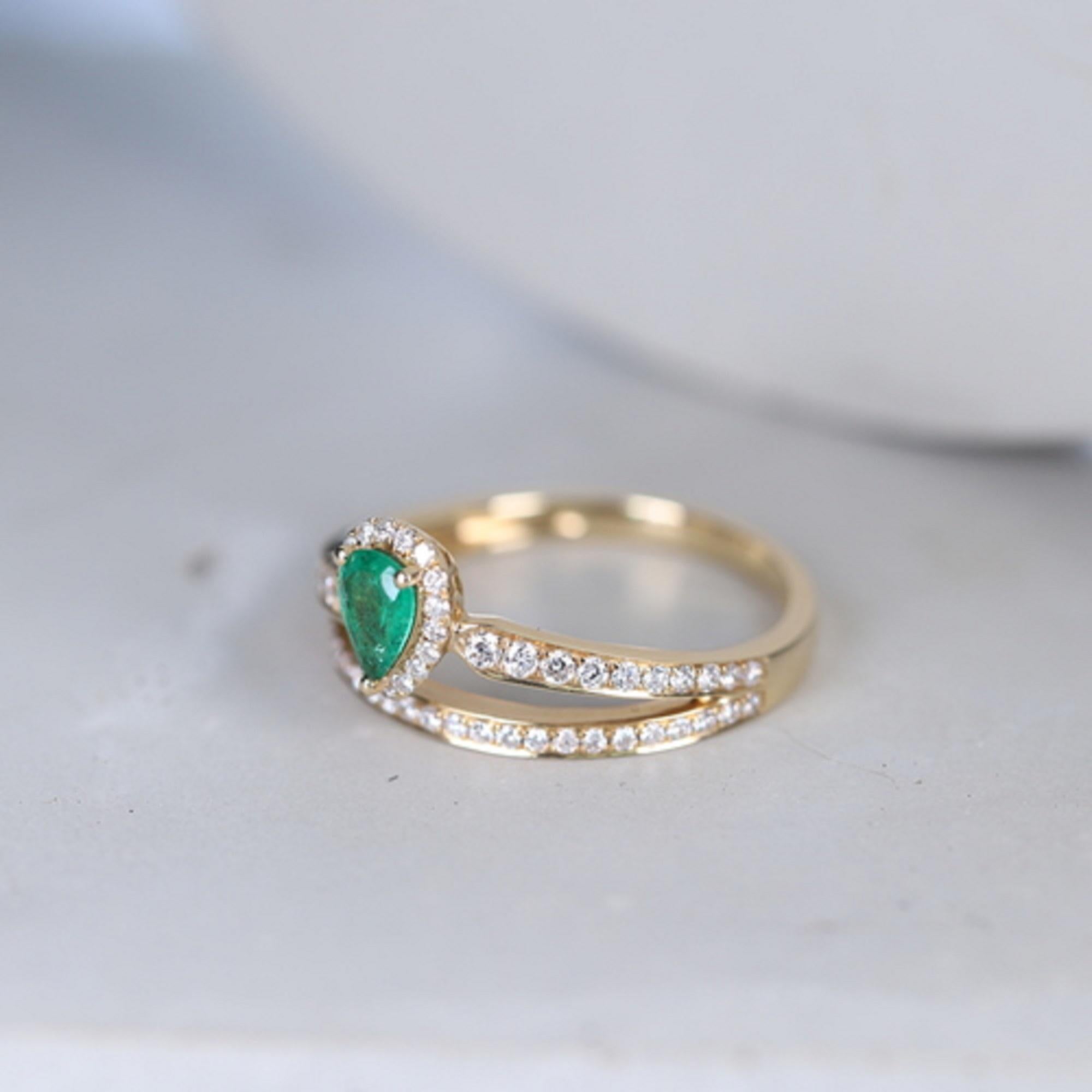 Classic Pear Cut Emerald and Round Cut White Diamond 14K Yellow Gold Ring For Sale 1