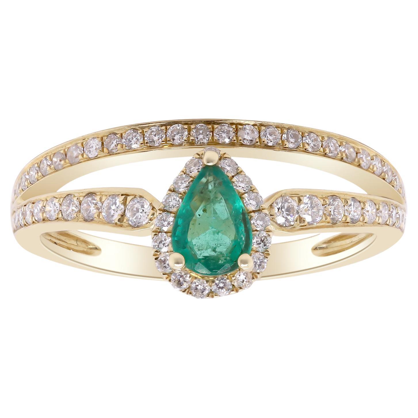 Classic Pear Cut Emerald and Round Cut White Diamond 14K Yellow Gold Ring For Sale