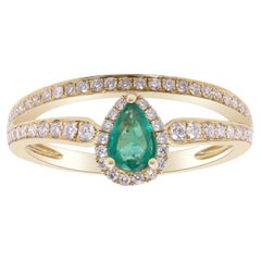 Vintage Classic Pear Cut Emerald and Round Cut White Diamond 14K Yellow Gold Ring