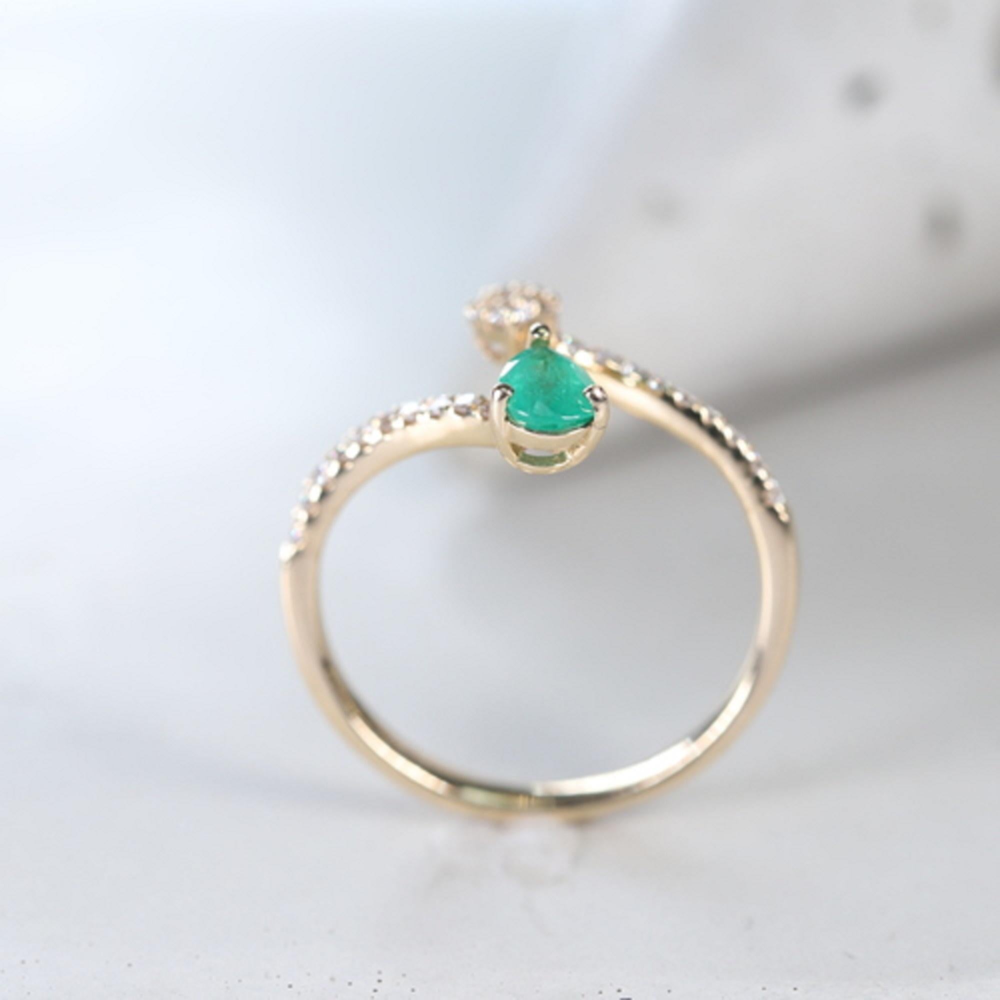 Classic Pear Cut Emerald and White Diamond 14K Yellow Gold Ring In New Condition For Sale In New York, NY