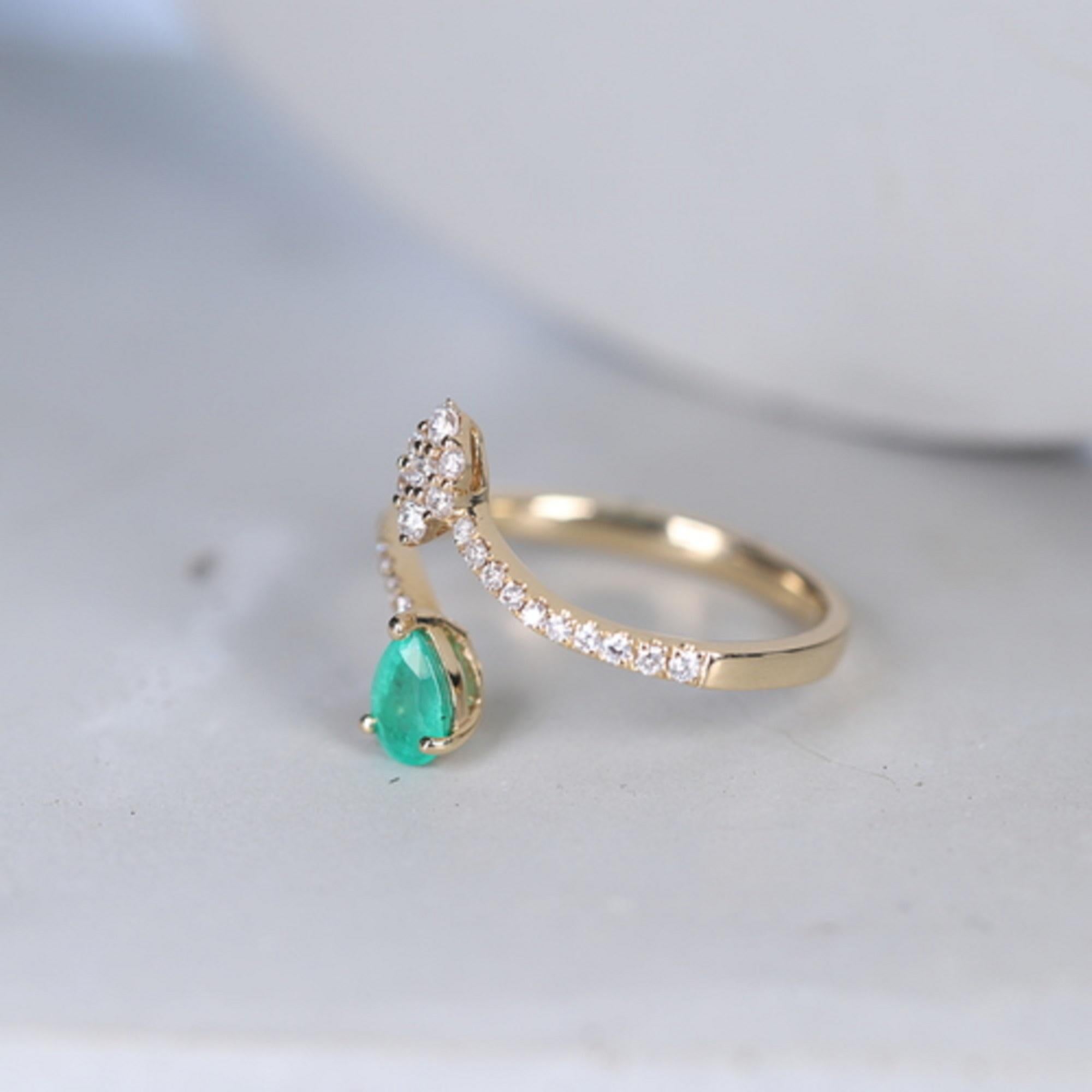 Classic Pear Cut Emerald and White Diamond 14K Yellow Gold Ring For Sale 1