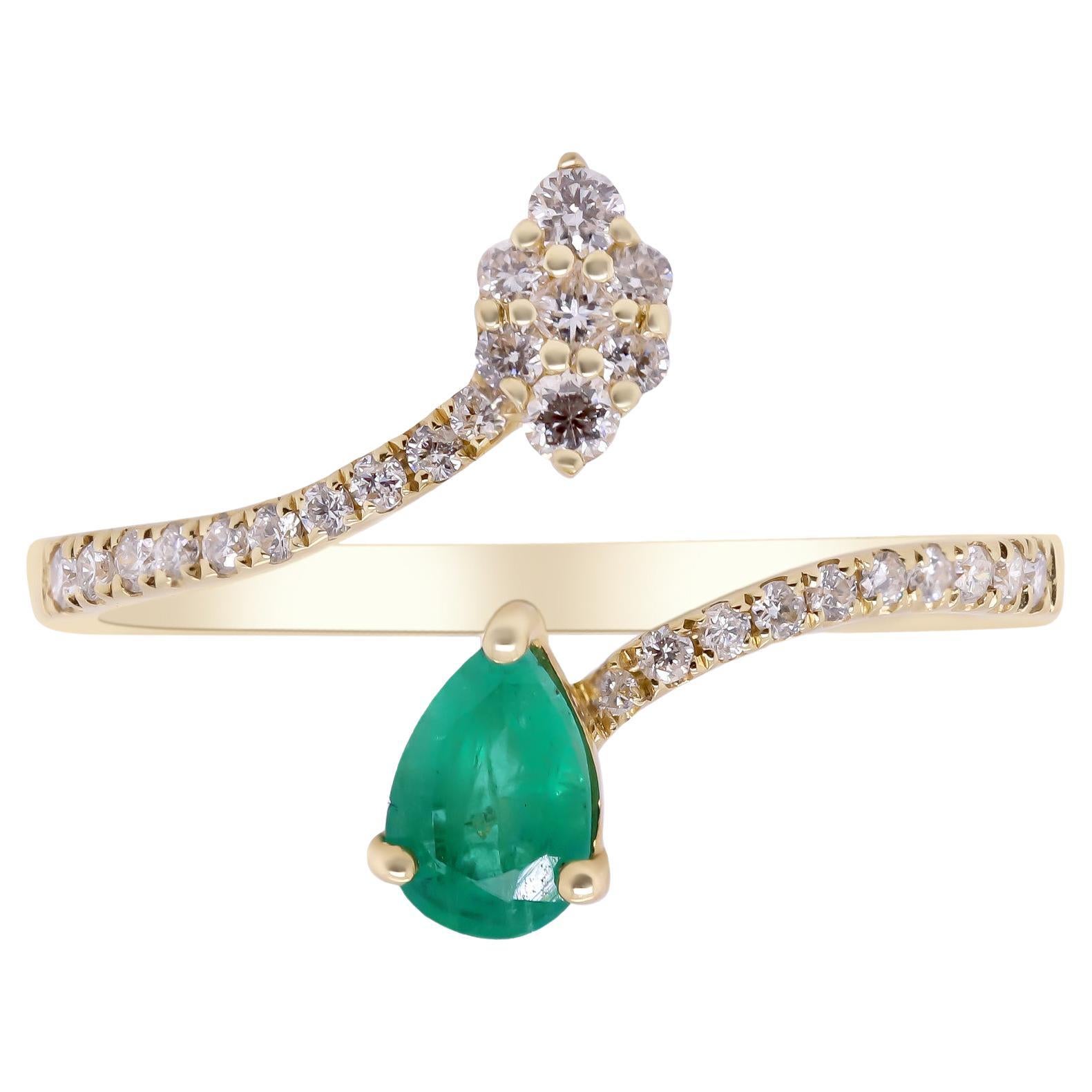 Classic Pear Cut Emerald and White Diamond 14K Yellow Gold Ring For Sale