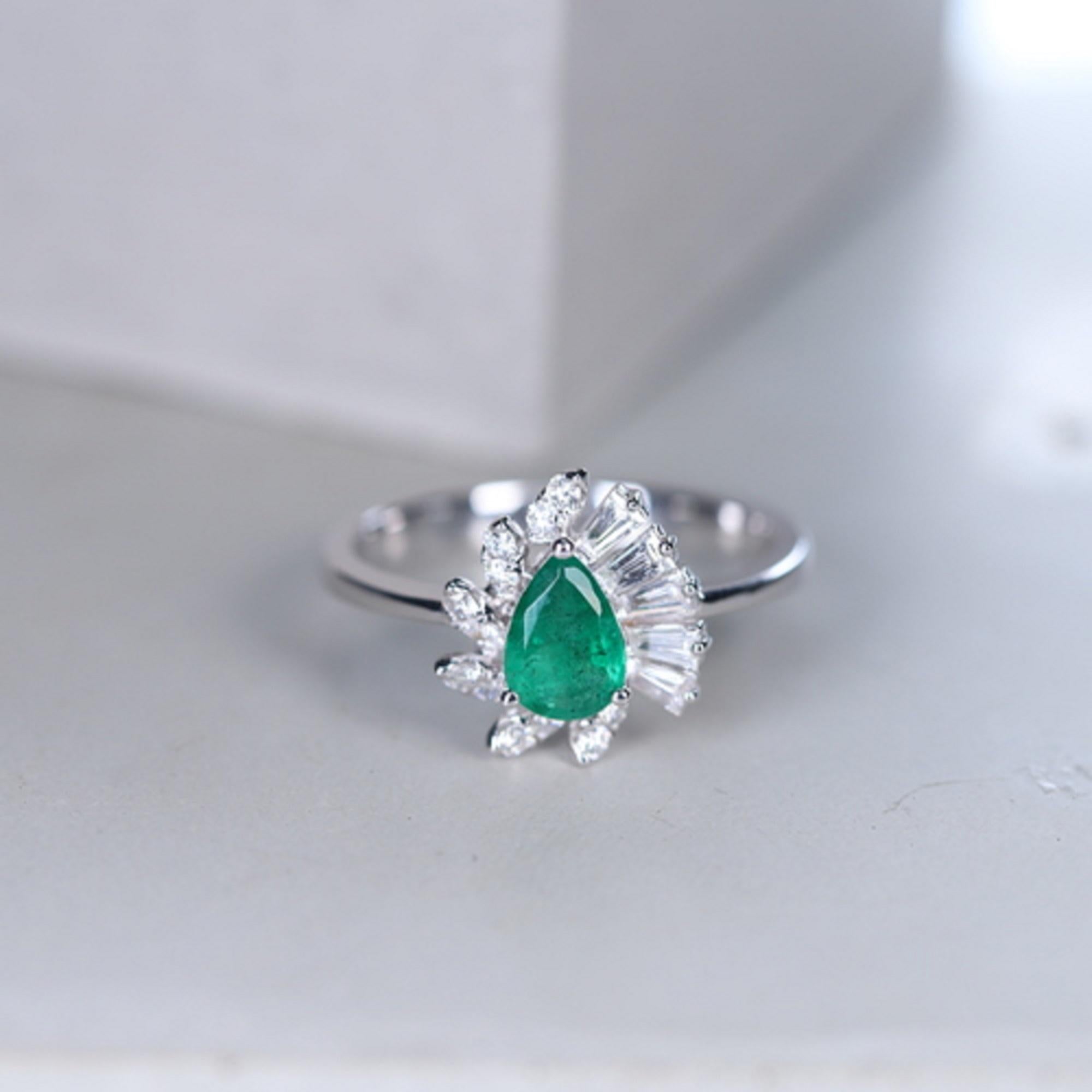Art Deco Classic Pear Cut Emerald and White Diamond 18K White Gold Ring For Sale