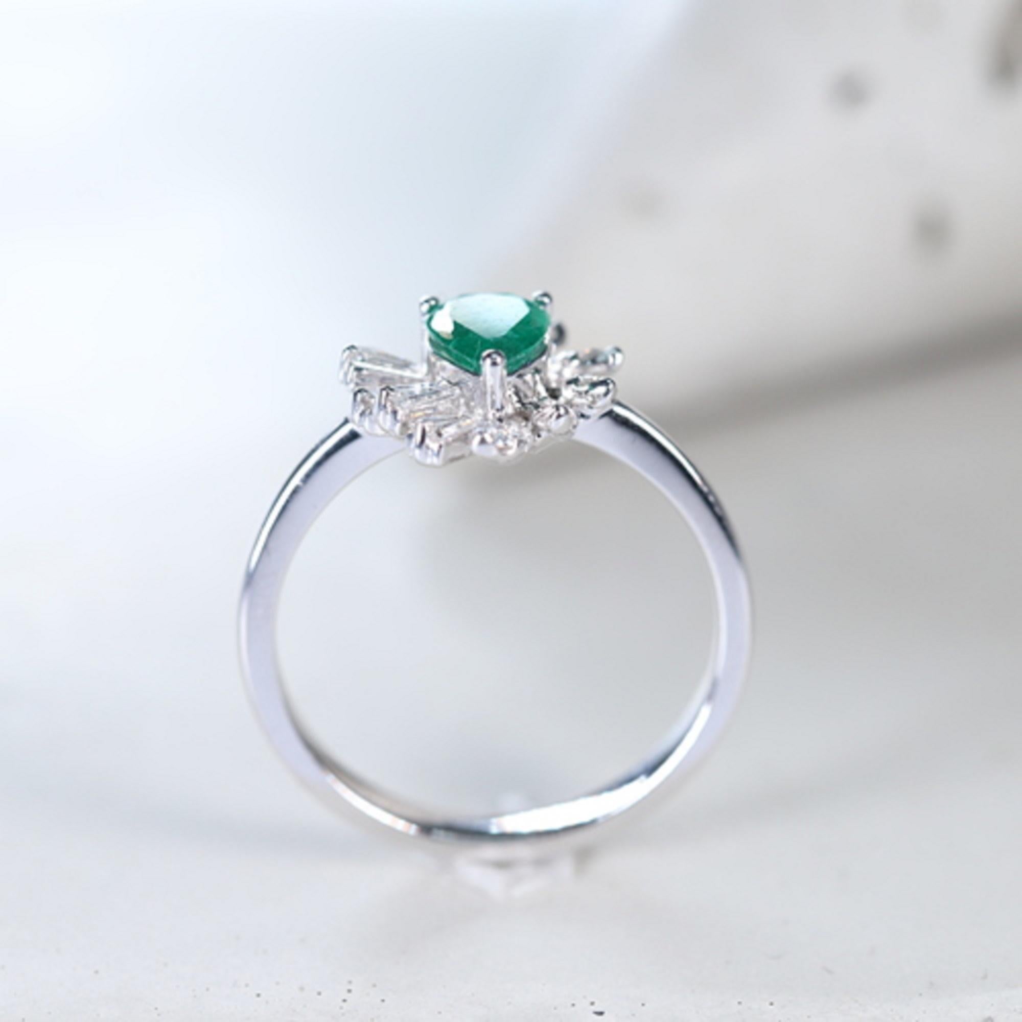 Classic Pear Cut Emerald and White Diamond 18K White Gold Ring In New Condition For Sale In New York, NY