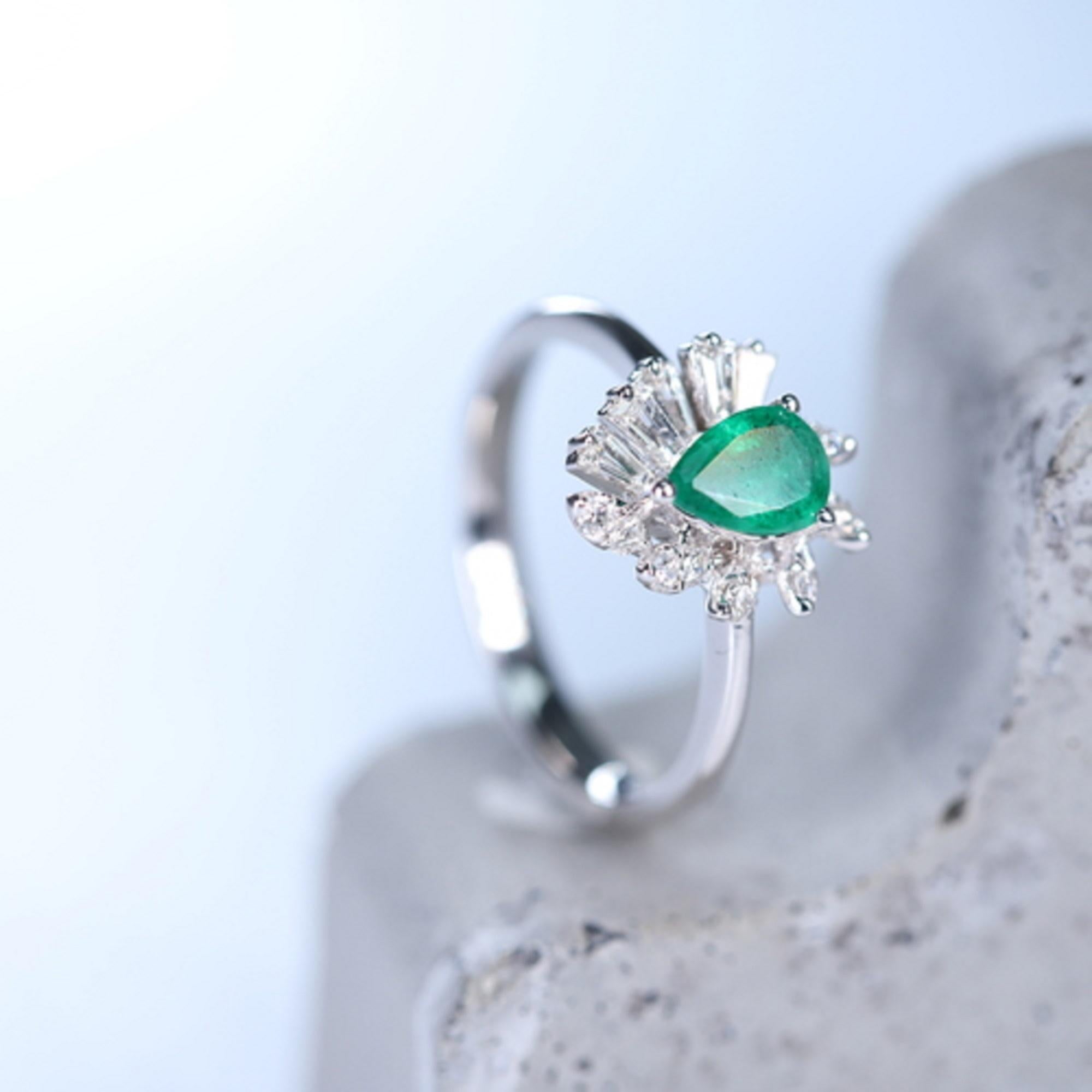 Women's Classic Pear Cut Emerald and White Diamond 18K White Gold Ring For Sale