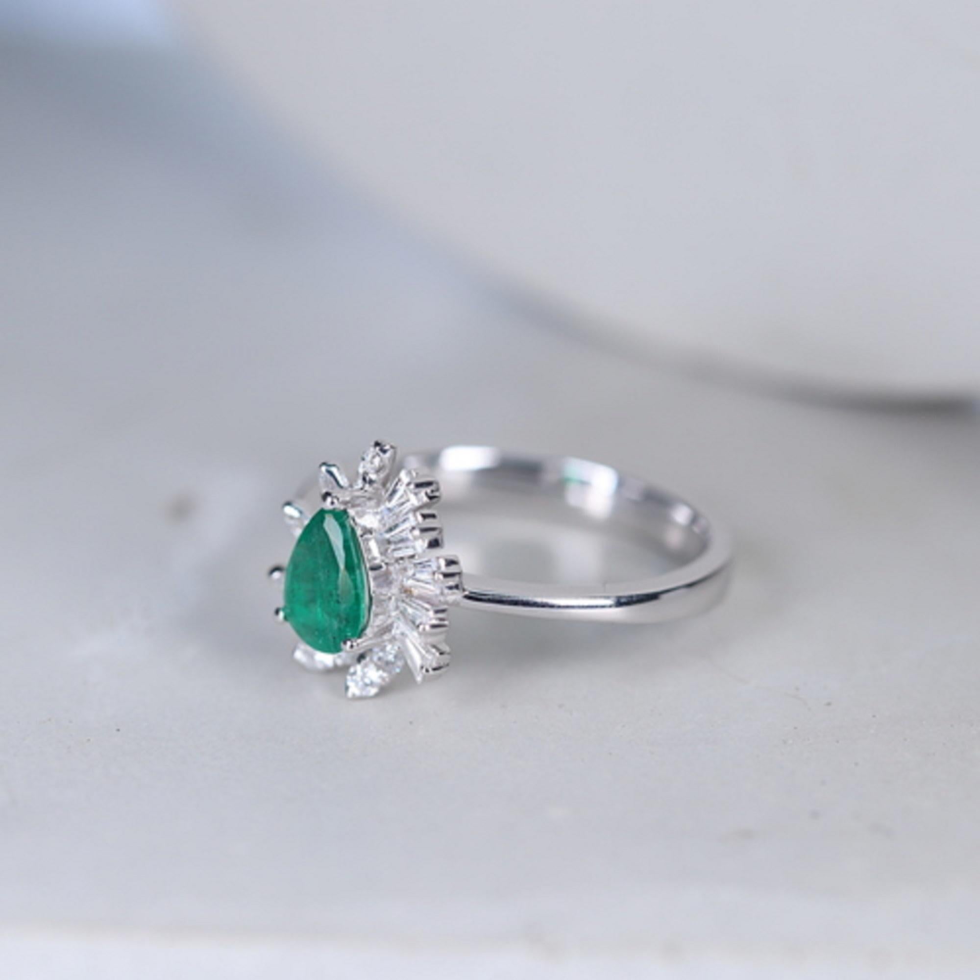 Classic Pear Cut Emerald and White Diamond 18K White Gold Ring For Sale 1
