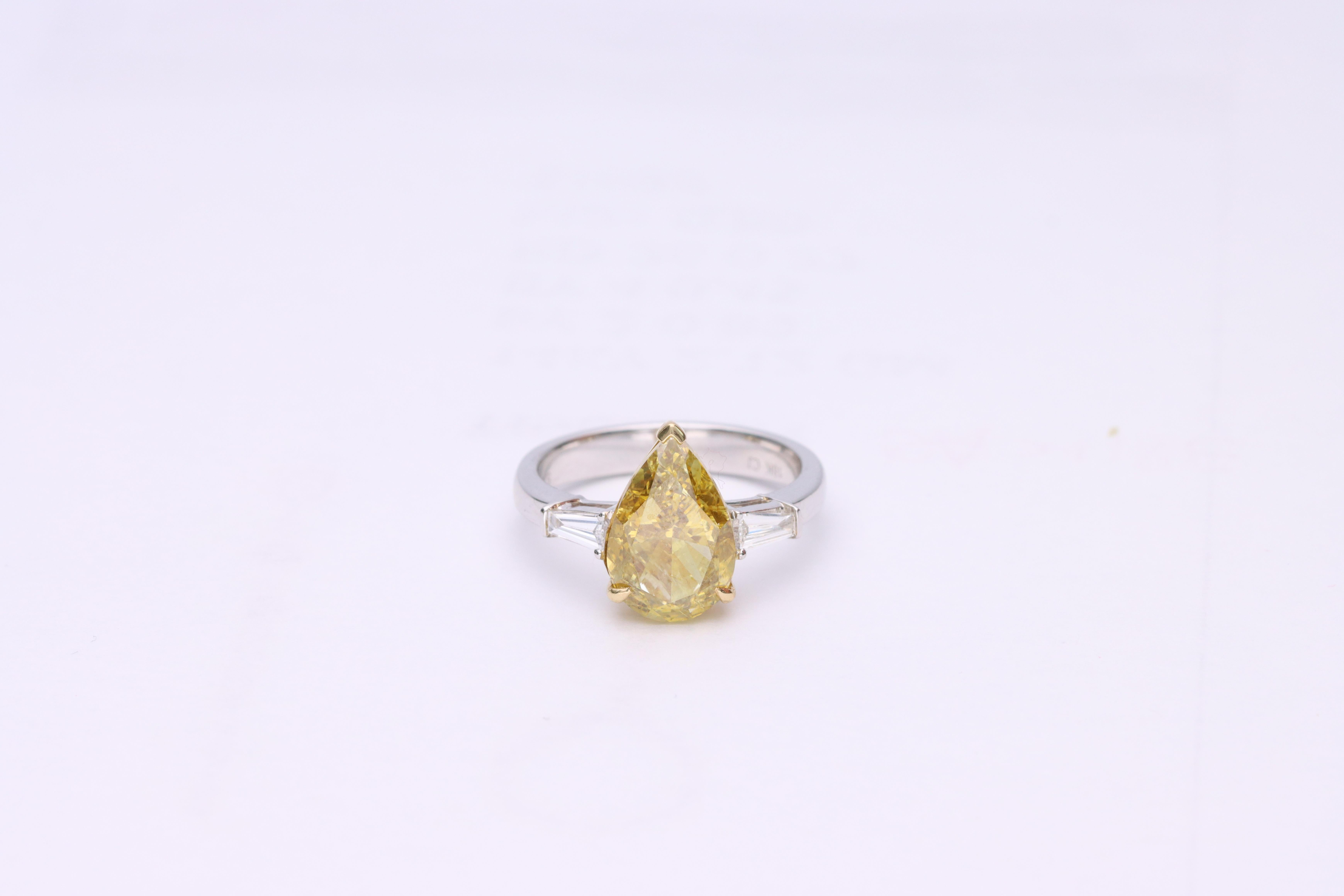 Art déco Bague classique en or TT 18 carats diamant jaune taille poire et diamant blanc taille ronde