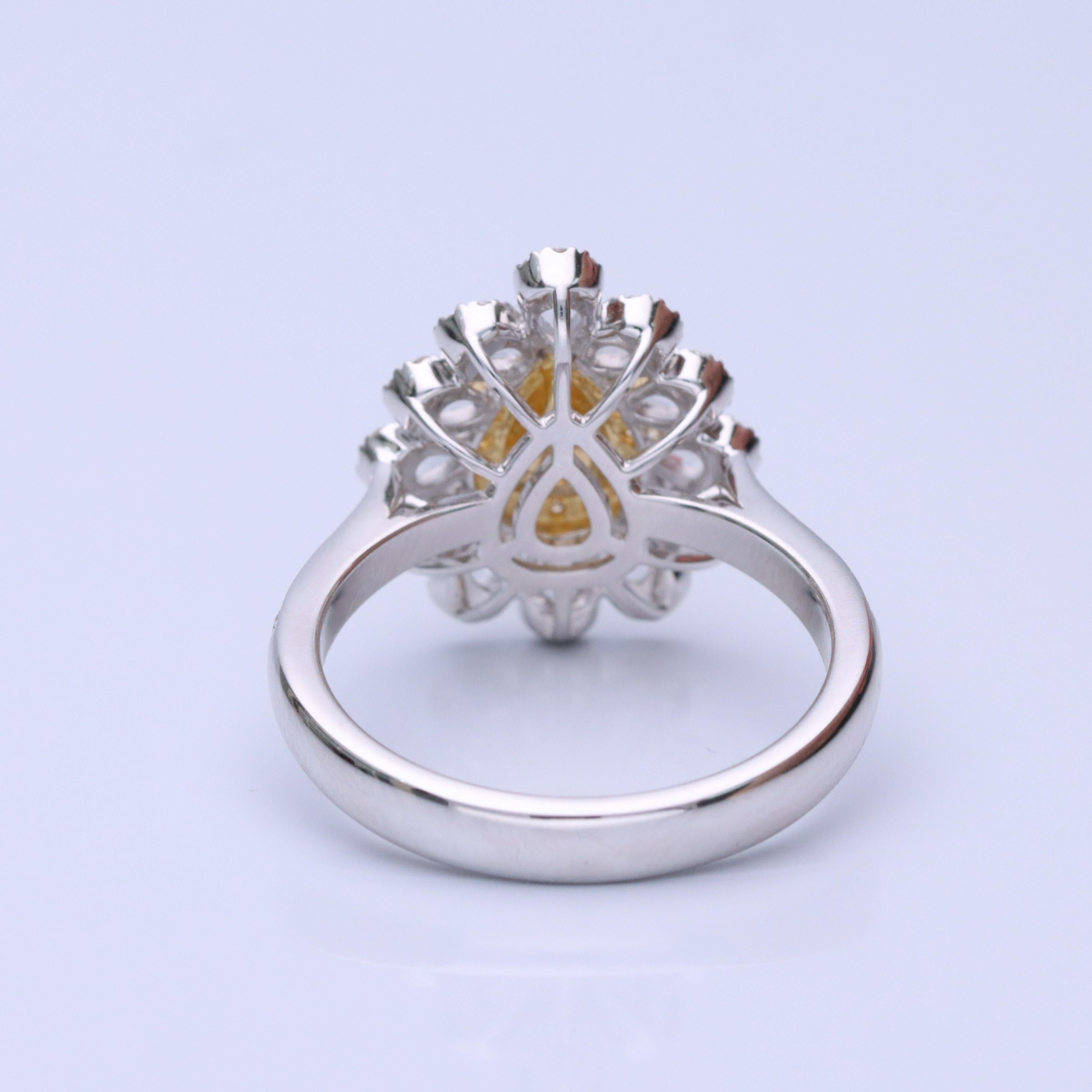Taille poire Bague classique en or TT 18 carats diamant jaune taille poire et diamant blanc taille ronde en vente