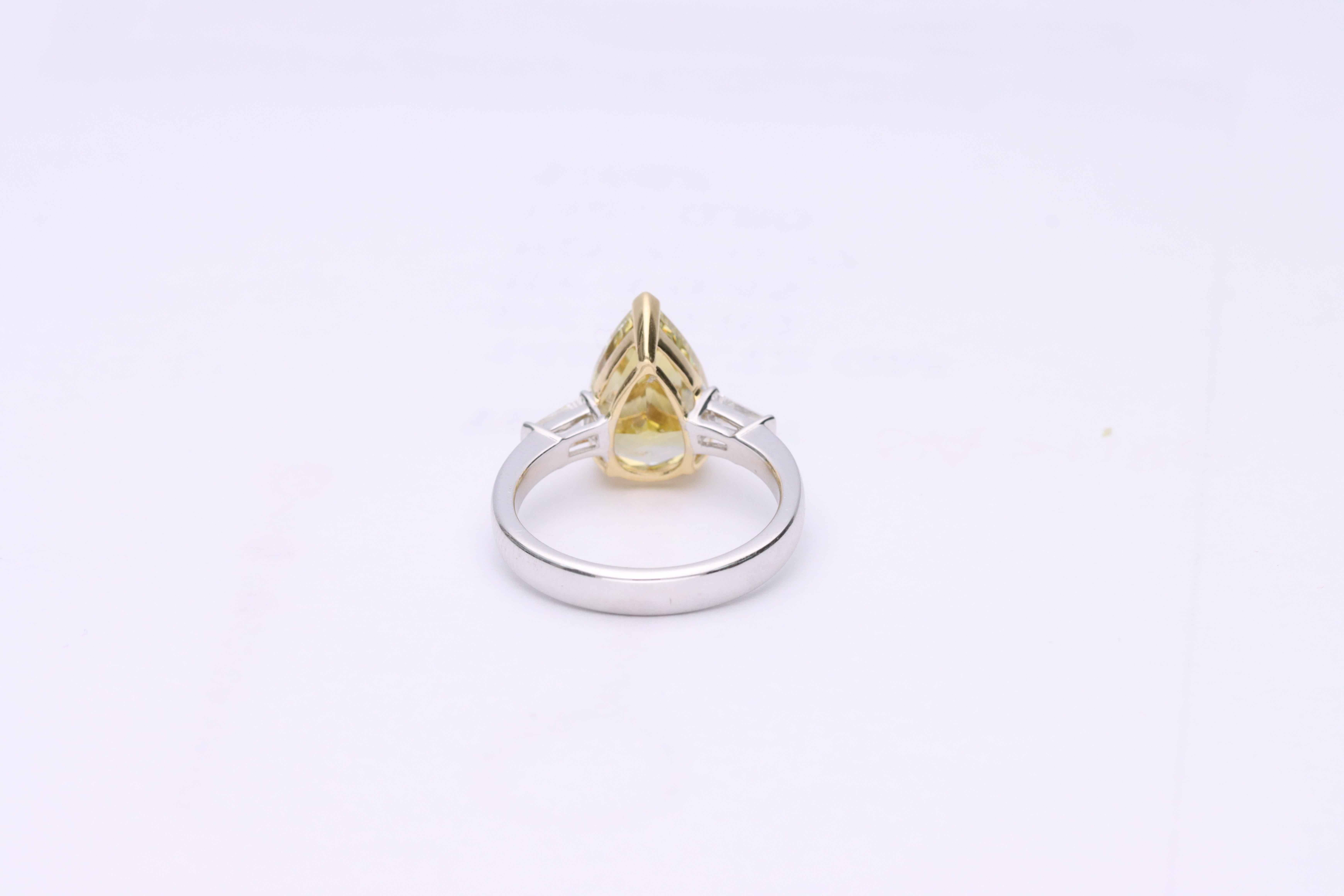 Bague classique en or TT 18 carats diamant jaune taille poire et diamant blanc taille ronde Neuf à New York, NY