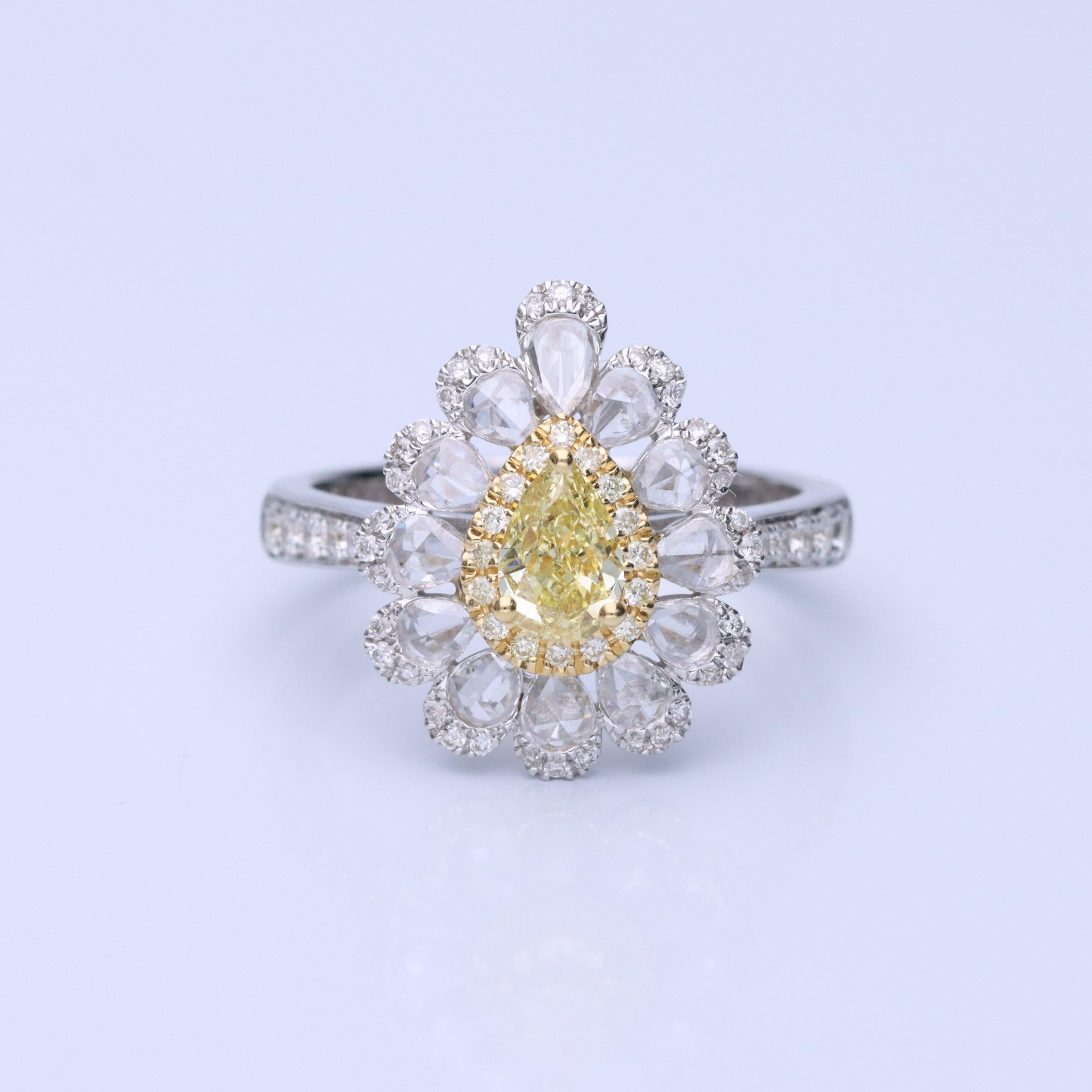 Bague classique en or TT 18 carats diamant jaune taille poire et diamant blanc taille ronde Neuf - En vente à New York, NY
