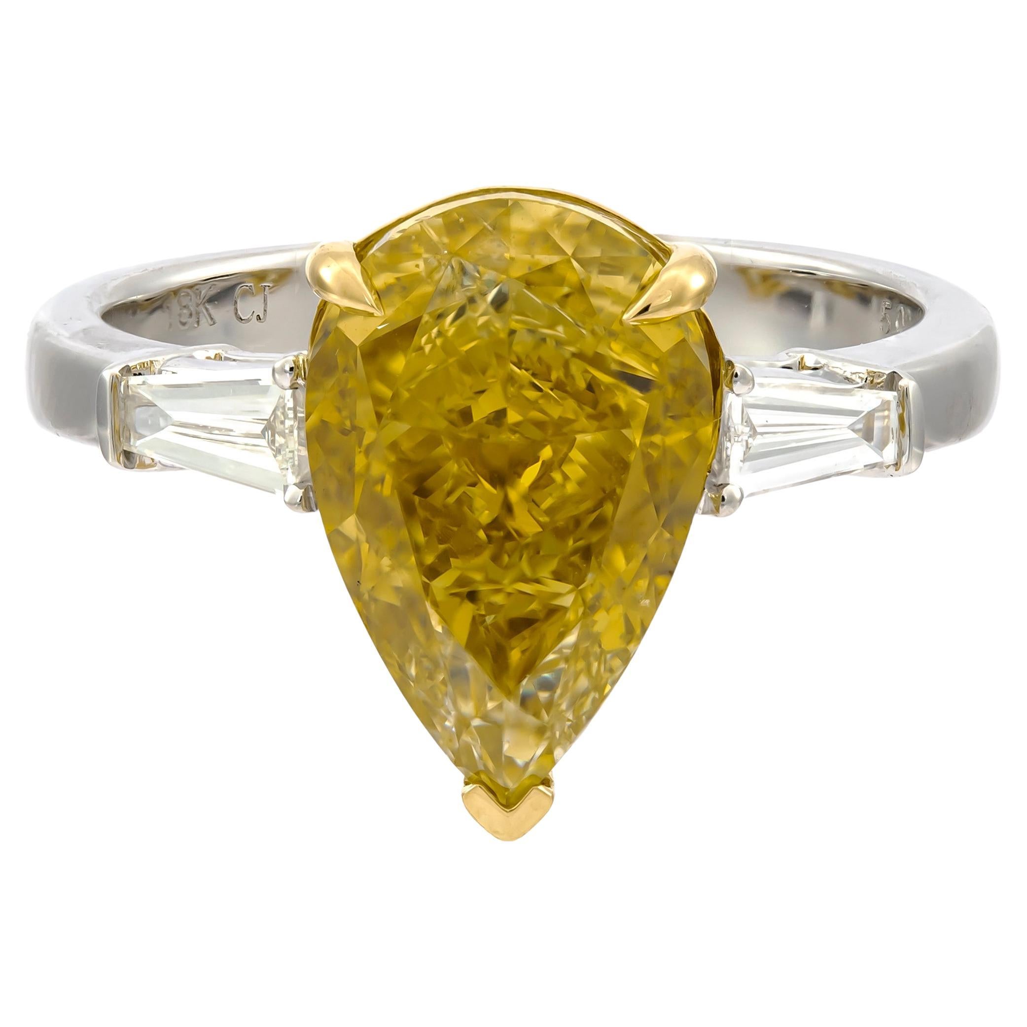 Bague classique en or TT 18 carats diamant jaune taille poire et diamant blanc taille ronde