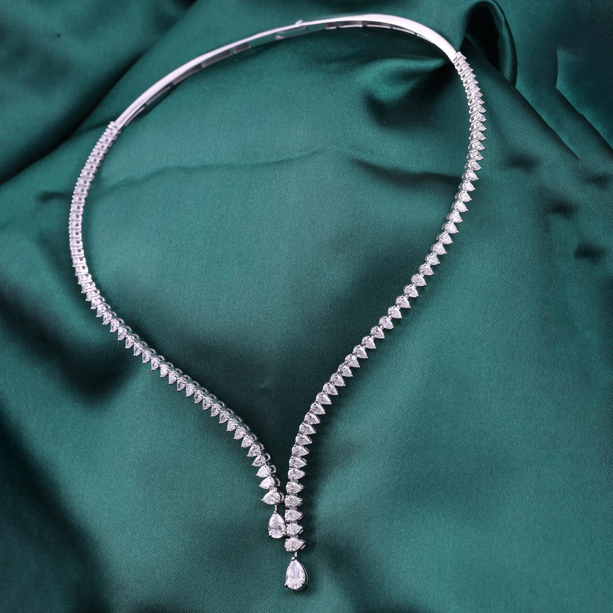 Moderno Collana classica con colletto a V di diamanti a forma di pera in oro bianco 18 carati in vendita
