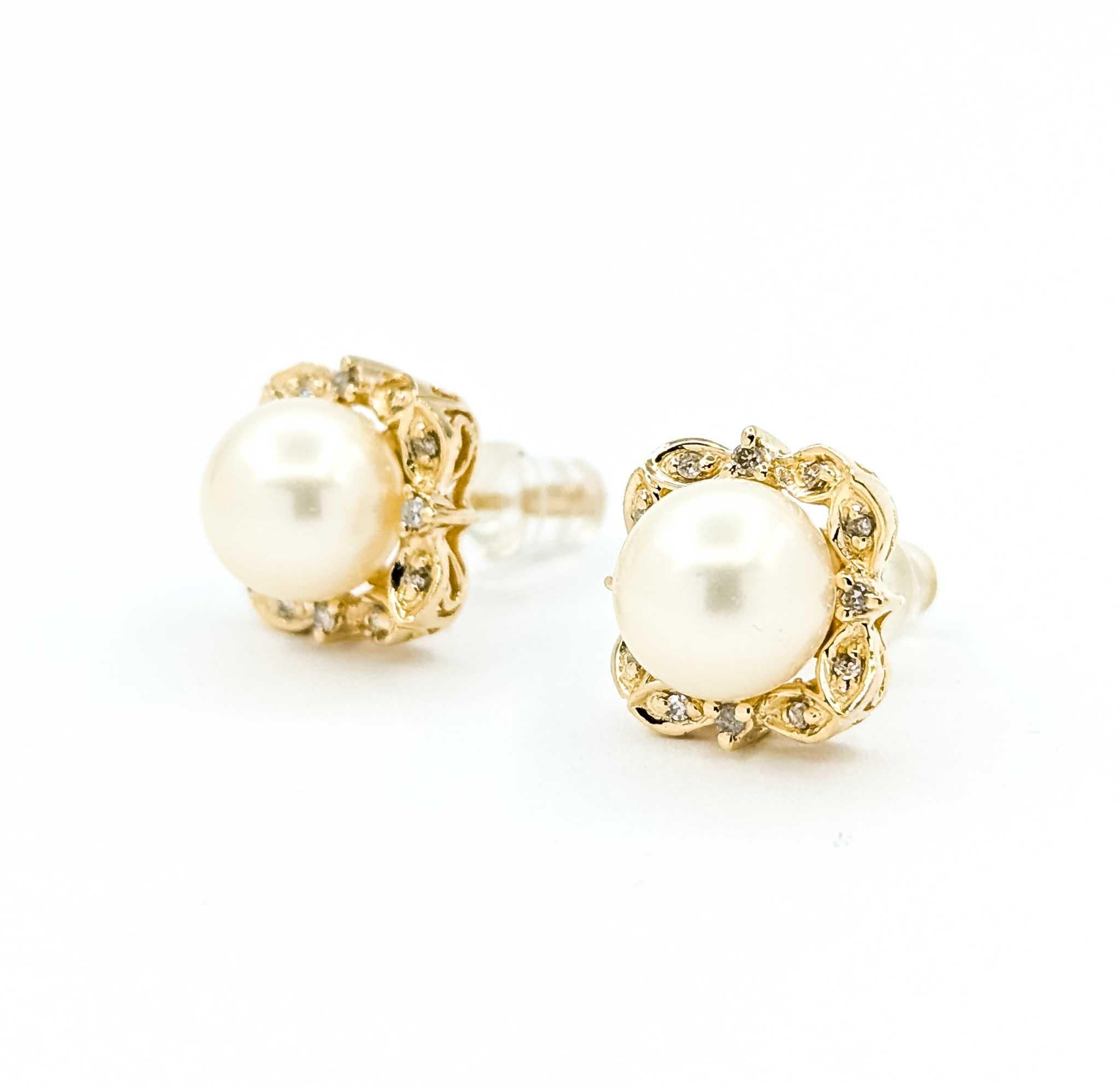 Estos pendientes atemporales presentan elegantes perlas cultivadas de 8 mm, bellamente enmarcadas por intrincados engarces de inspiración floral elaborados en oro amarillo de 14k. Acentuando las perlas hay brillantes diamantes de talla única, que