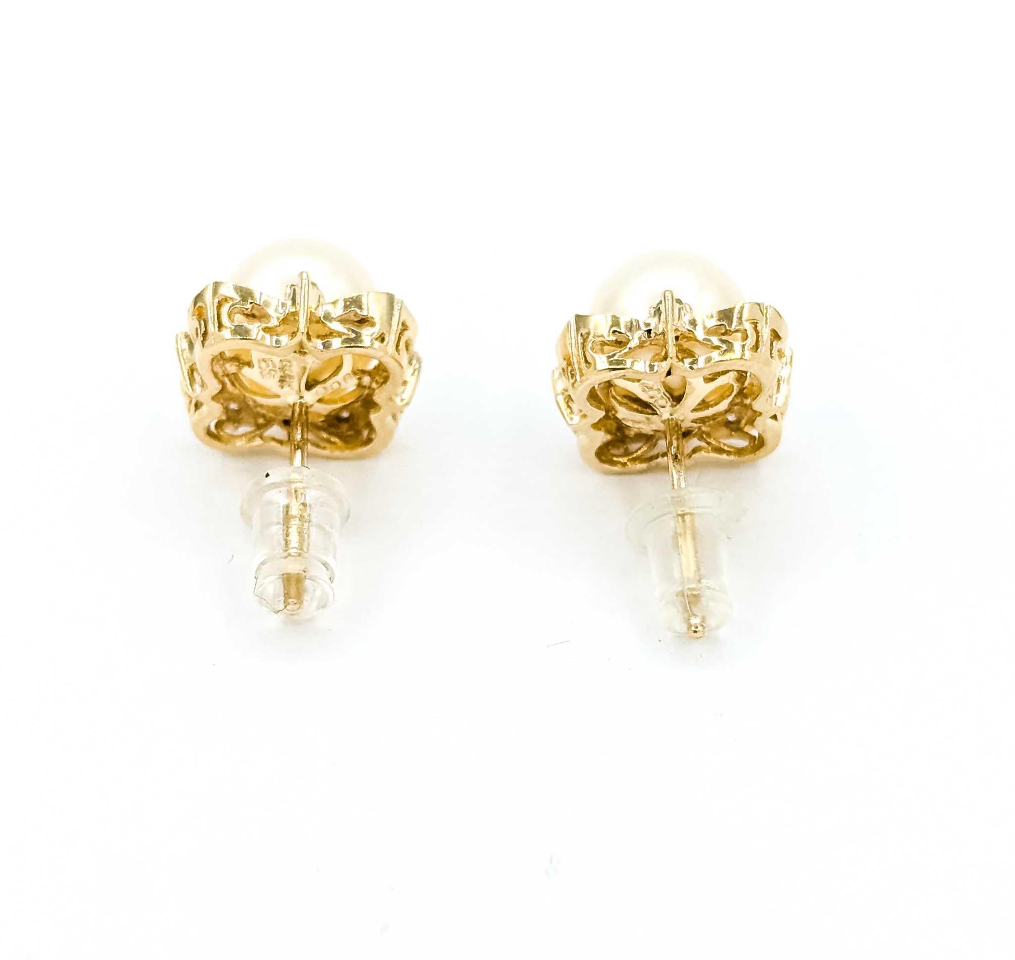 Pendientes clásicos de perlas y diamantes talla única en Excelente estado para la venta en Bloomington, MN