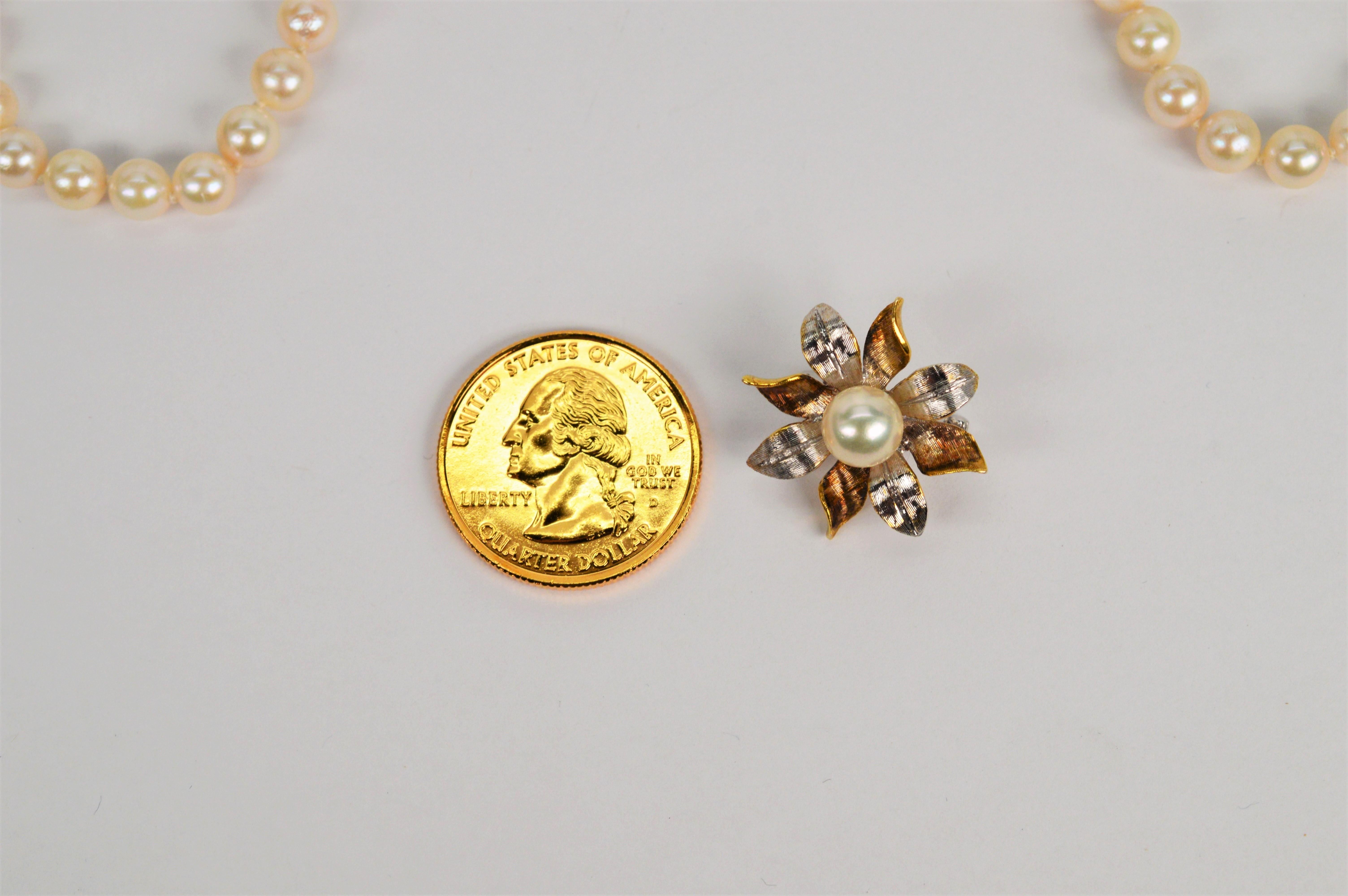 Klassischer Perlenstrang mit 14 Karat Gold Vintage Floral Burst Enhancer im Angebot 5