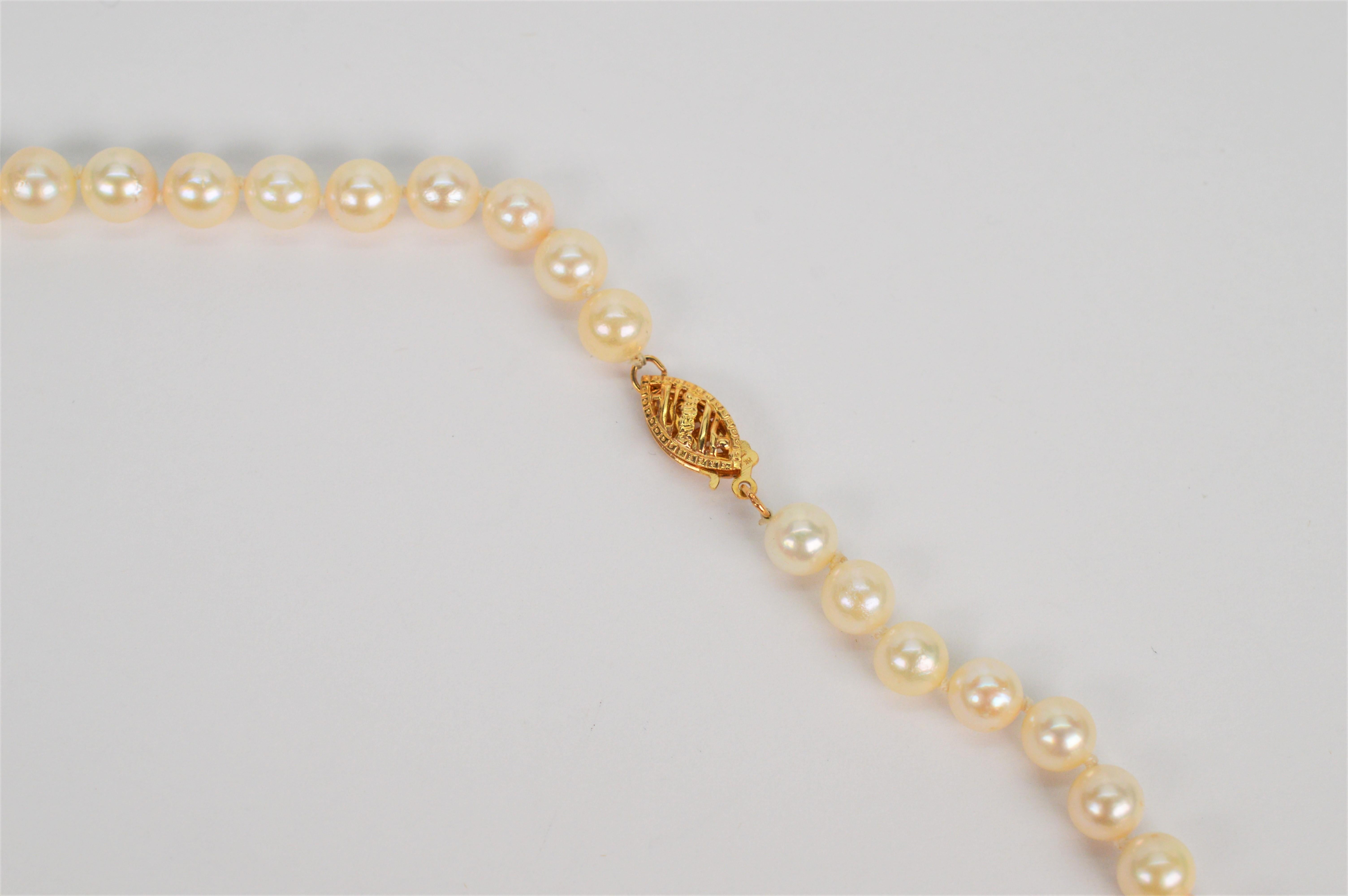 Klassischer Perlenstrang mit 14 Karat Gold Vintage Floral Burst Enhancer im Angebot 6