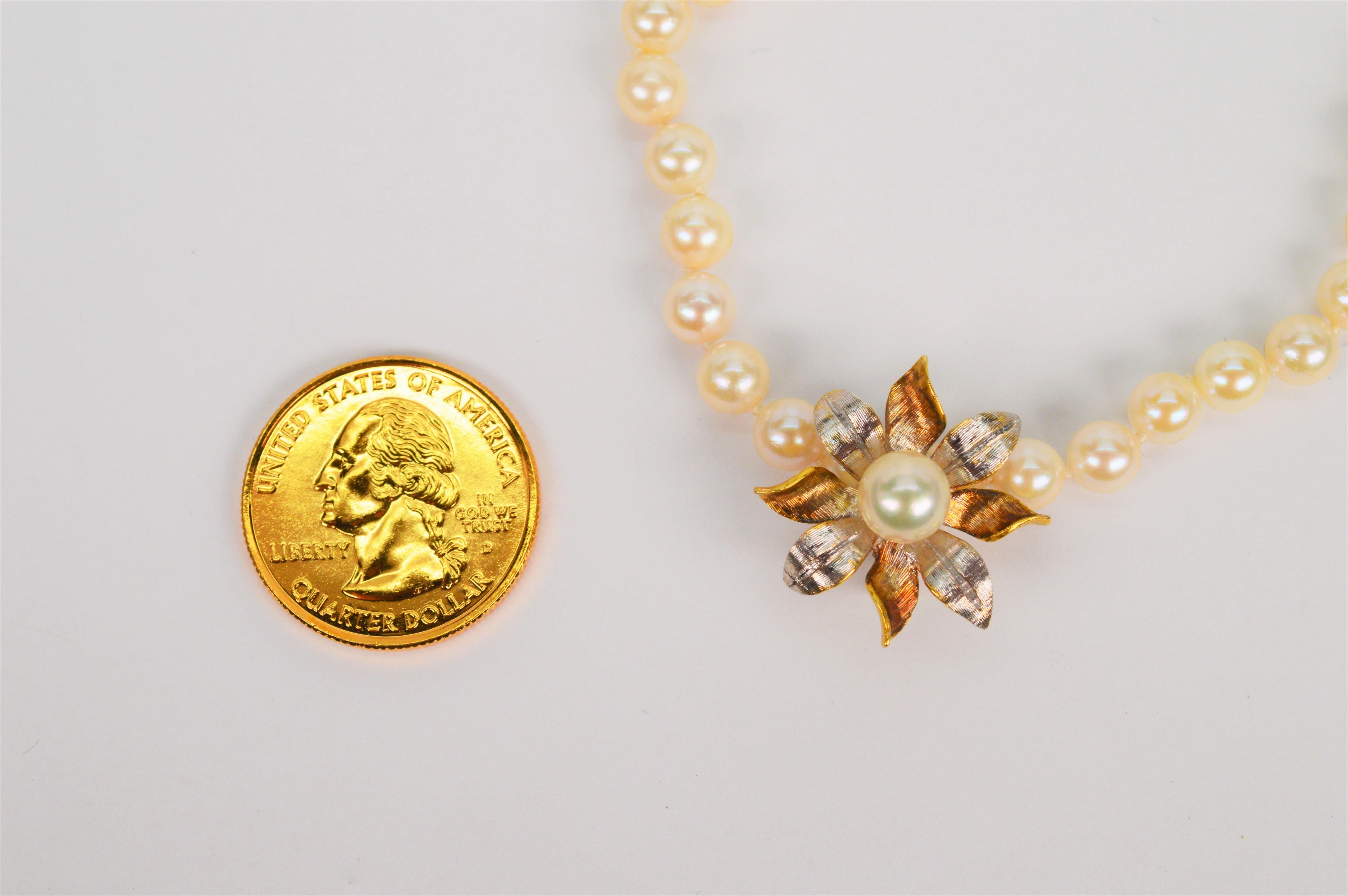 Klassischer Perlenstrang mit 14 Karat Gold Vintage Floral Burst Enhancer im Angebot 8