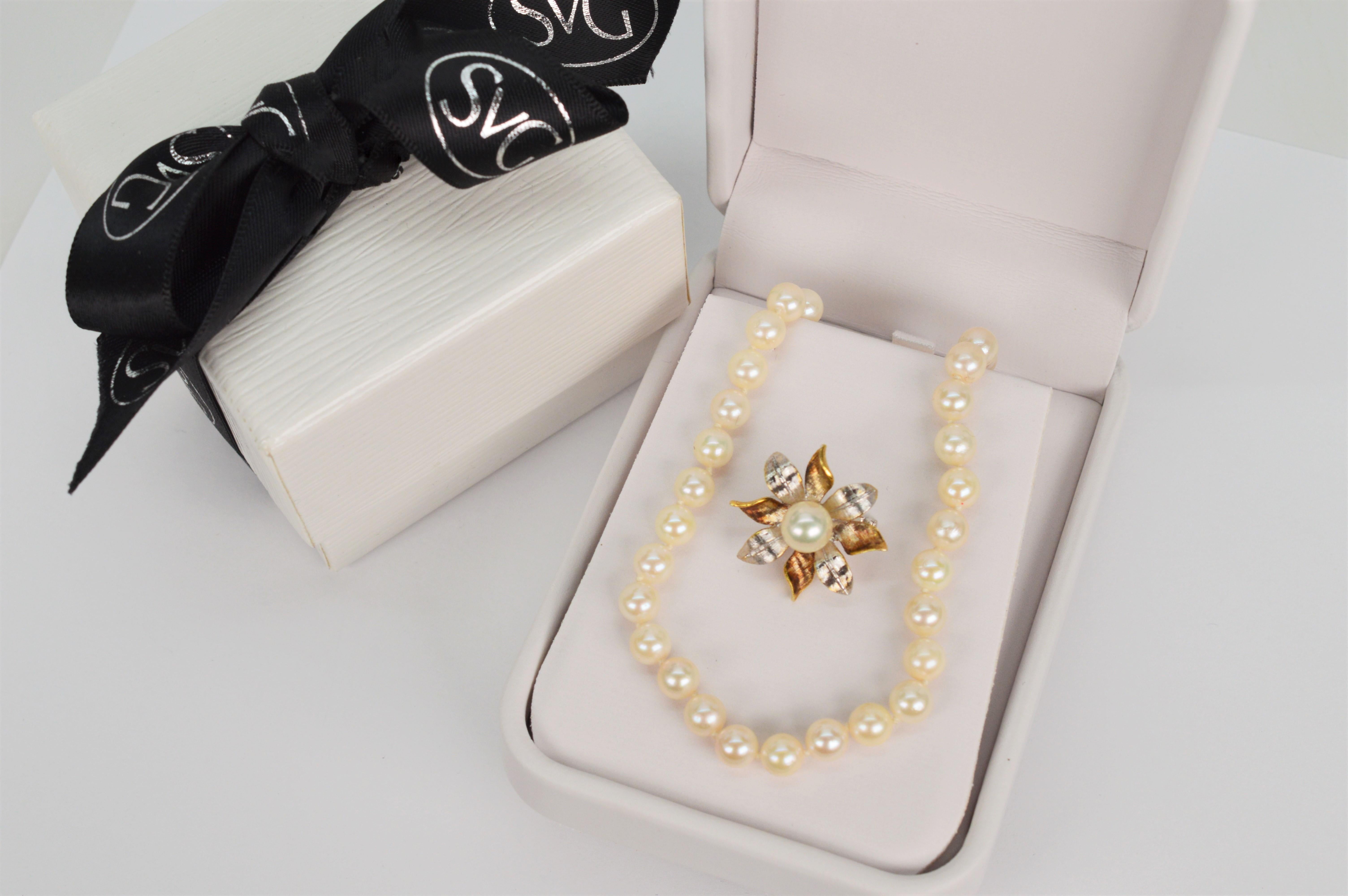 Klassischer Perlenstrang mit 14 Karat Gold Vintage Floral Burst Enhancer im Angebot 9