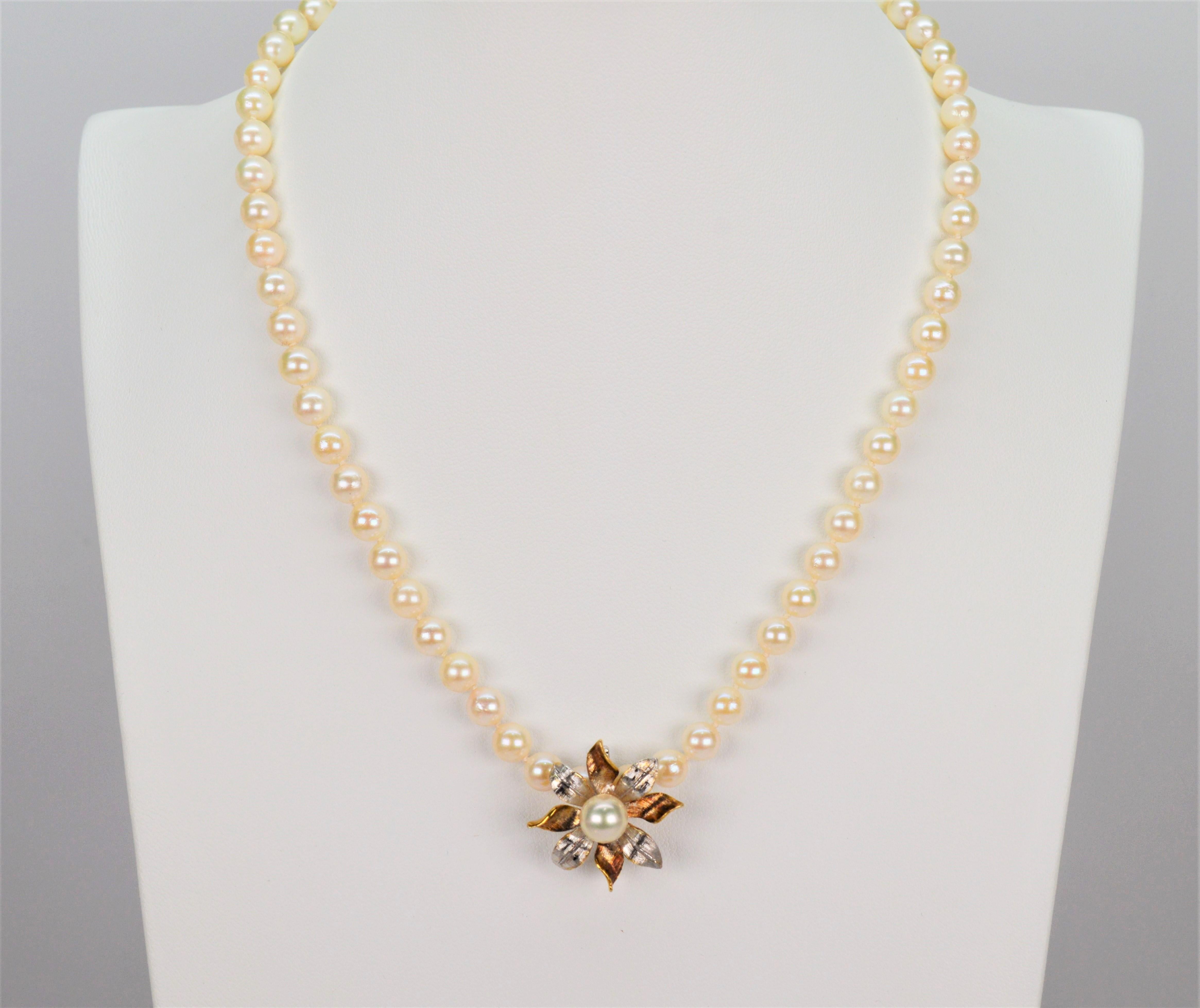 Passez du traditionnel au spectaculaire en ajoutant à ce collier ce rehausseur floral lumineux en or blanc et jaune 14 carats. Comprend un nouveau collier de 16 pouces de perles Akoya rondes AA 5mm qui peut être porté indépendamment comme un look