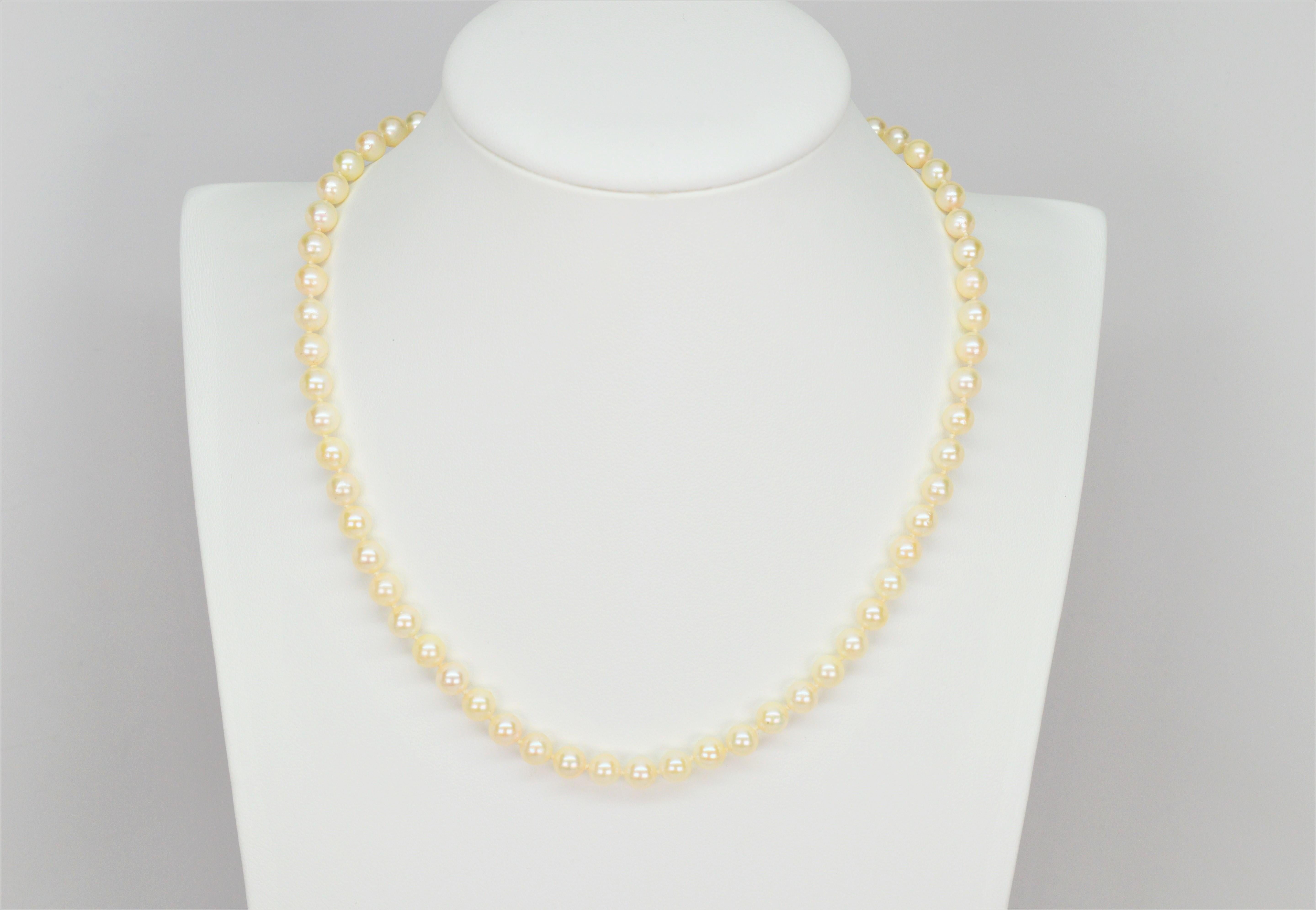 Klassischer Perlenstrang mit 14 Karat Gold Vintage Floral Burst Enhancer Damen im Angebot