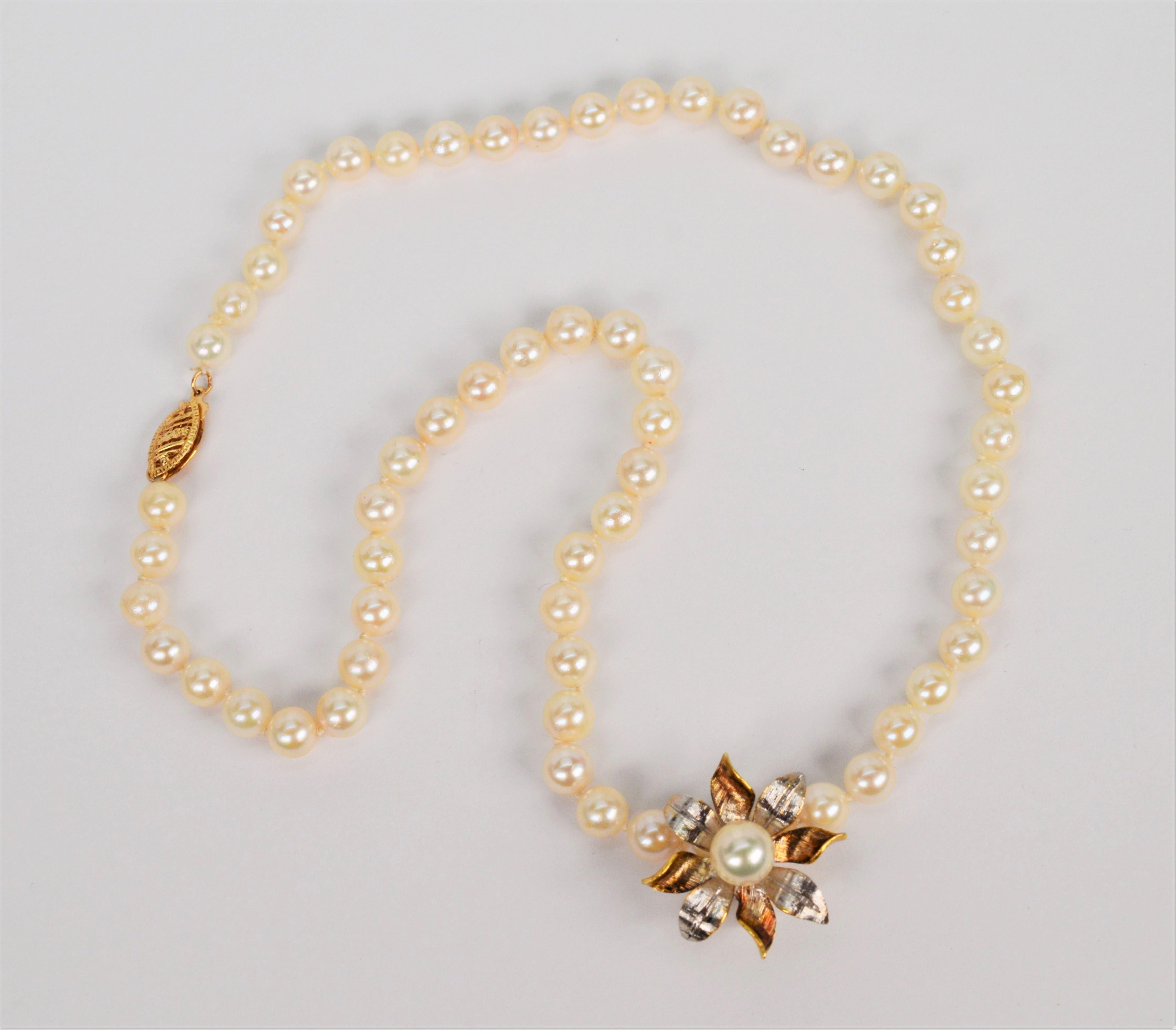 Klassischer Perlenstrang mit 14 Karat Gold Vintage Floral Burst Enhancer im Angebot 1