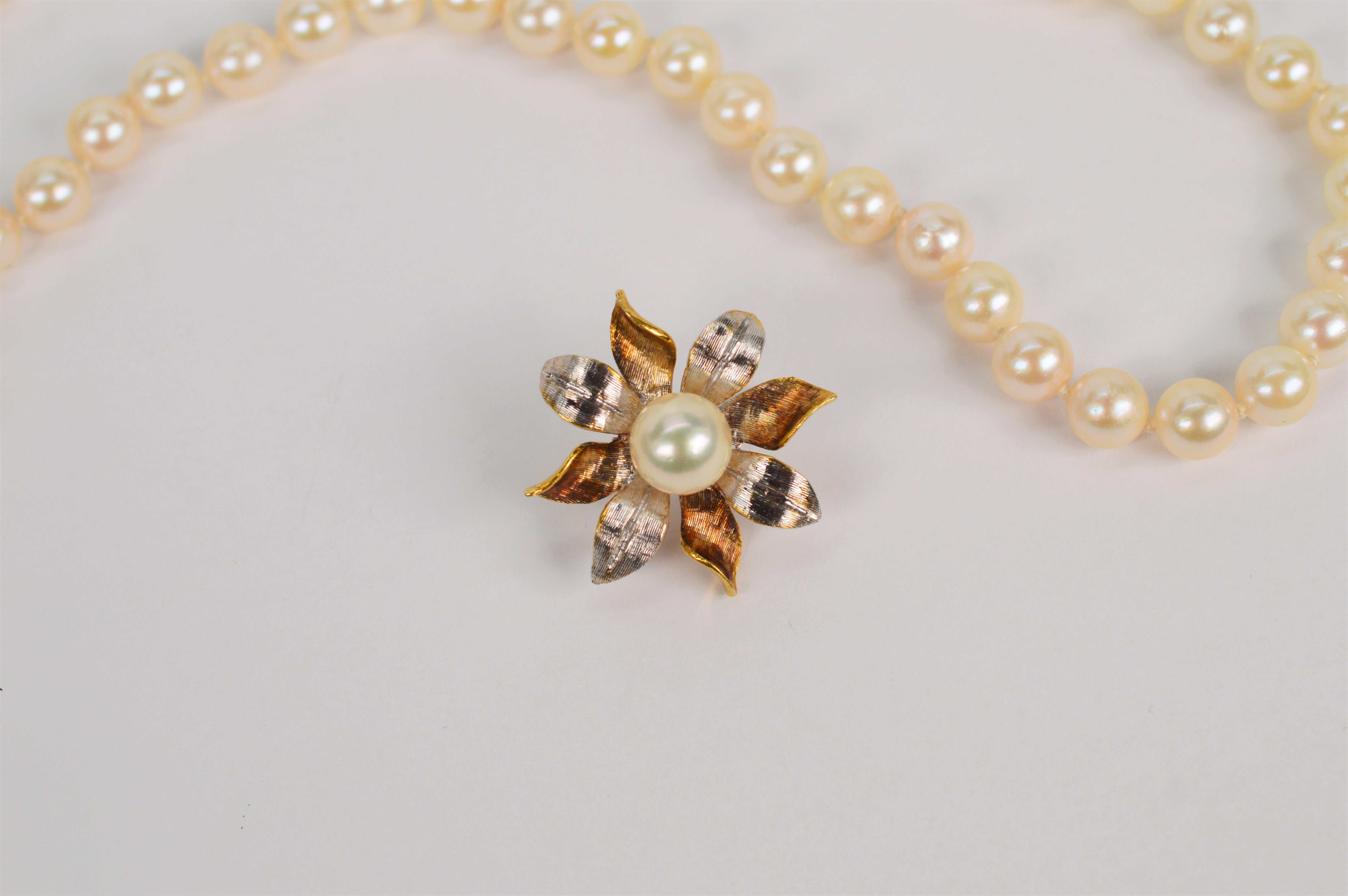Klassischer Perlenstrang mit 14 Karat Gold Vintage Floral Burst Enhancer im Angebot 3