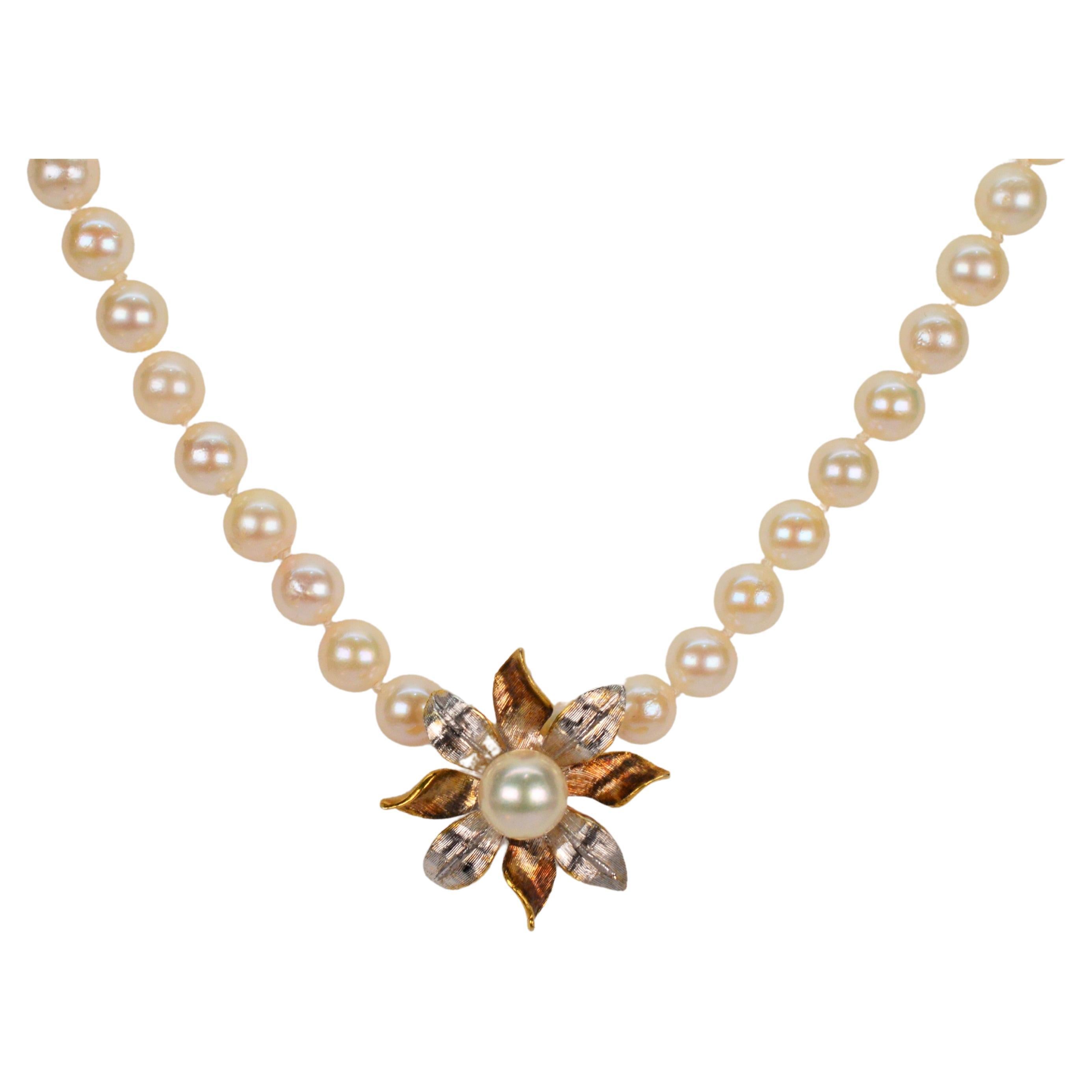 Klassischer Perlenstrang mit 14 Karat Gold Vintage Floral Burst Enhancer im Angebot