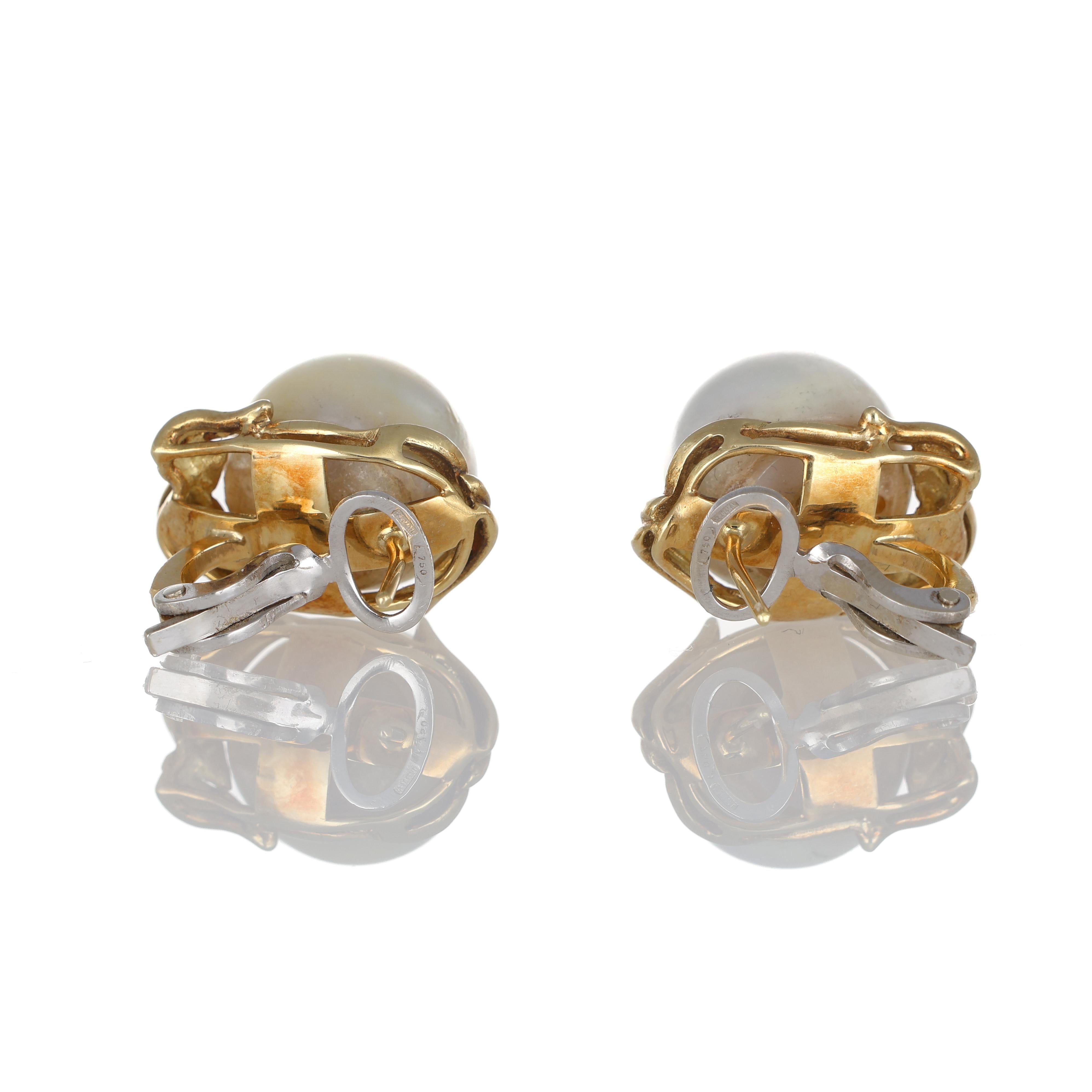Brilliant Cut Classic Pearl Stud Earrings in 18K Yellow Gold For Sale