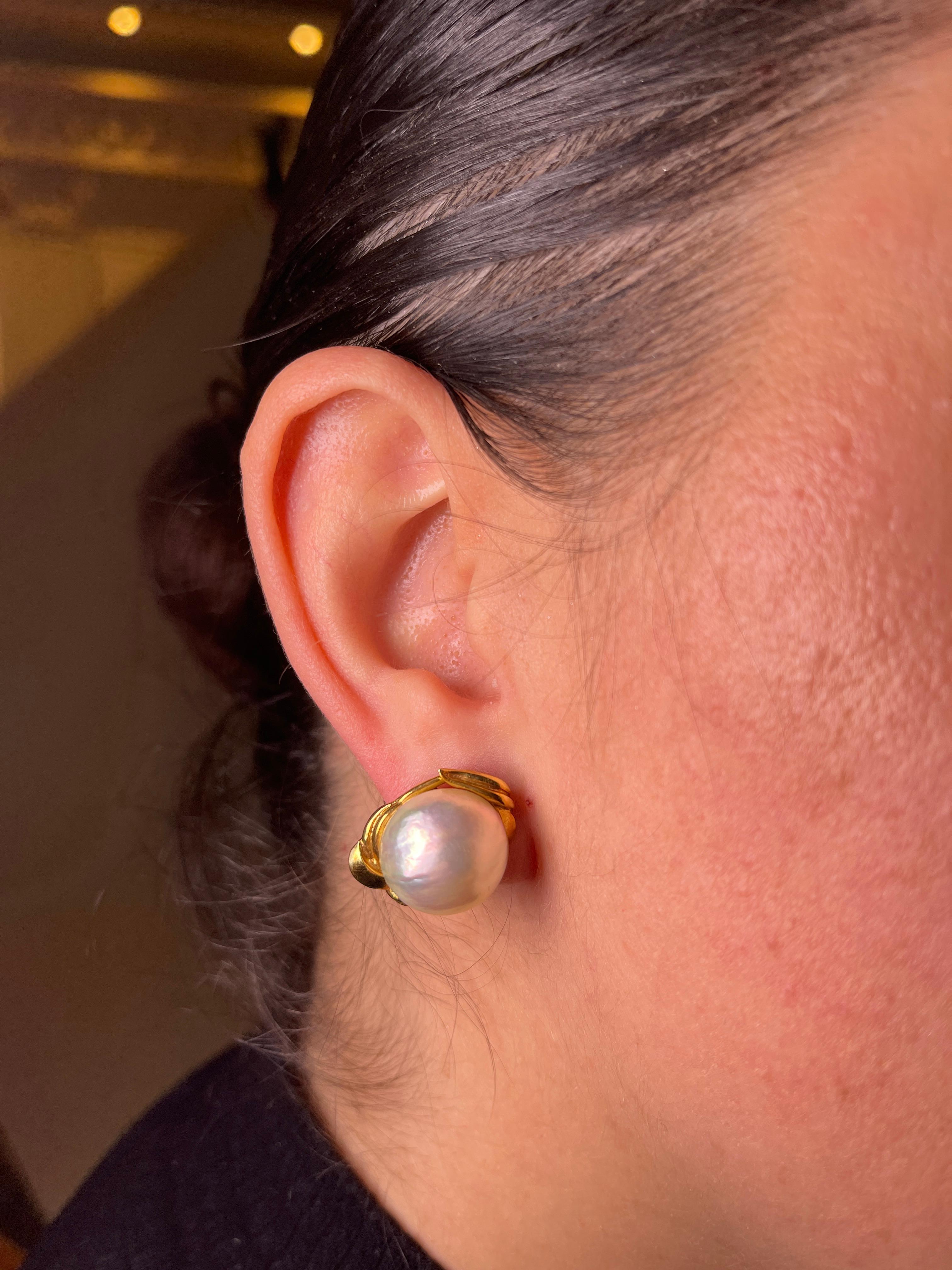 Classic Pearl Stud Earrings in 18K Yellow Gold In New Condition For Sale In Bergamo, BG