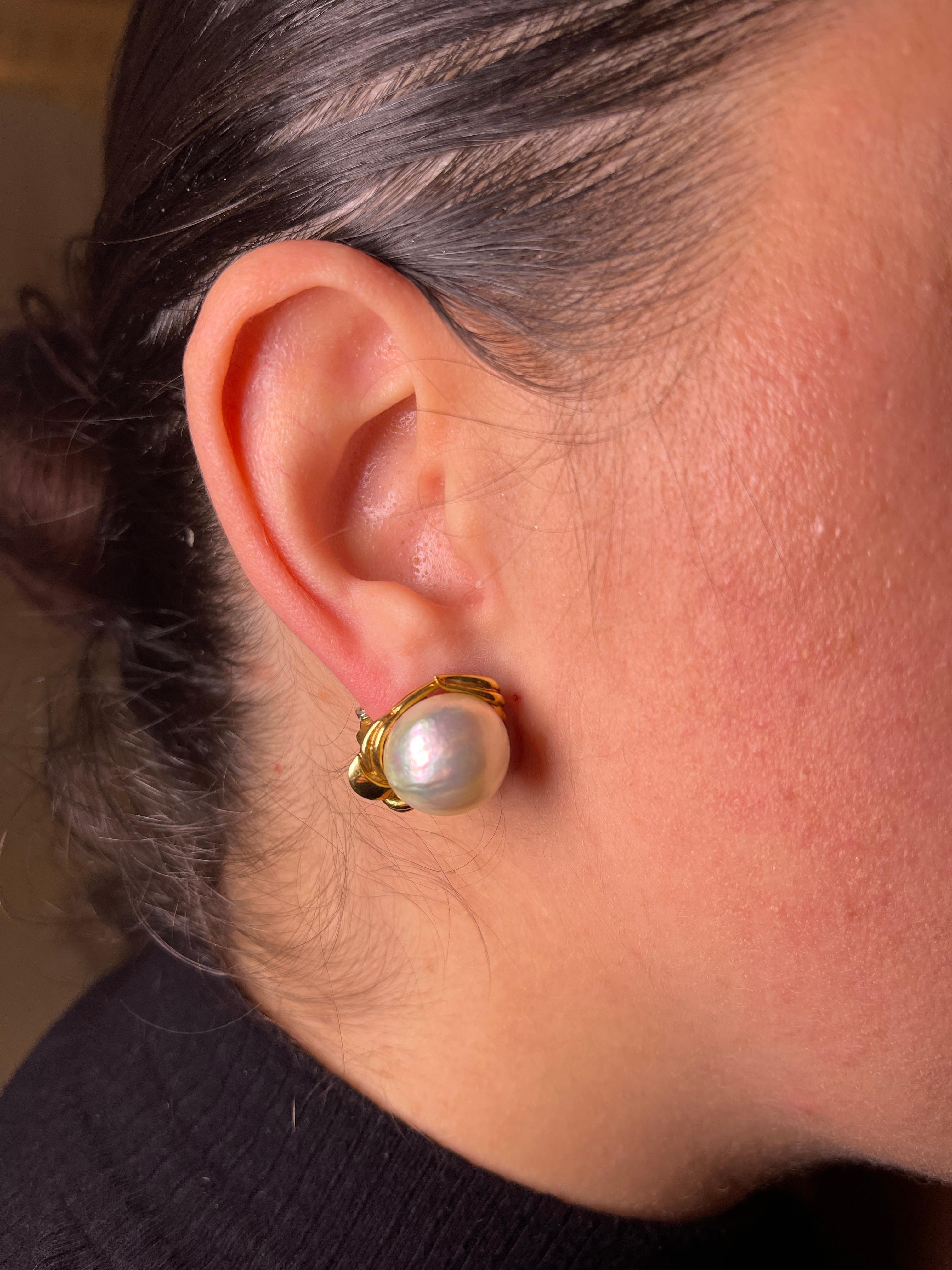 Women's or Men's Classic Pearl Stud Earrings in 18K Yellow Gold For Sale
