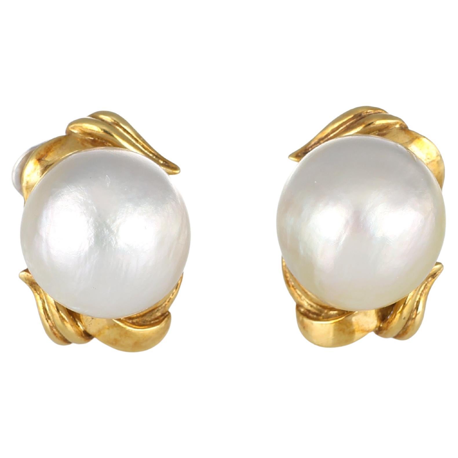 Classic Pearl Stud Earrings in 18K Yellow Gold For Sale