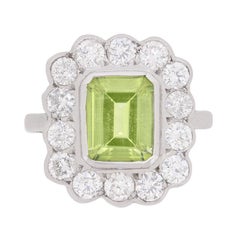 Klassischer Ring mit Peridot und Diamant-Halo, ca. 1980er Jahre