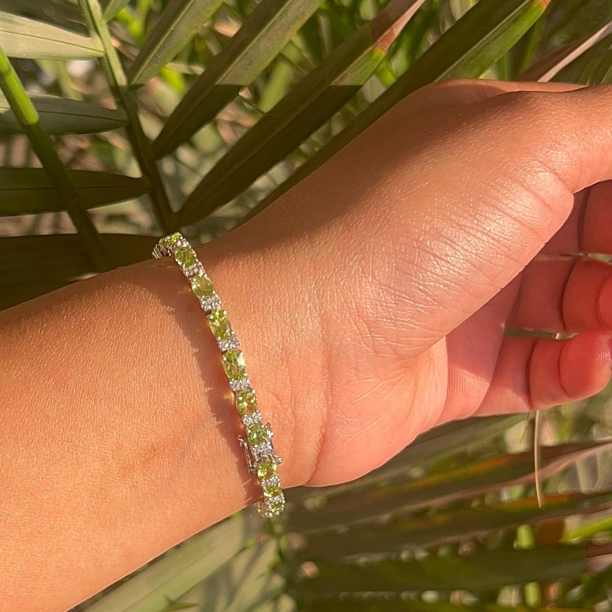 Klassisches Peridot & Zirkonia Eternity Tennisarmband aus Sterlingsilber. Sie brauchen ein Statement-Tennisarmband, um mit Ihrem Look ein Zeichen zu setzen. Jedes Stück besteht aus funkelnden Steinen, die für ihren Glanz und ihre Klarheit bekannt