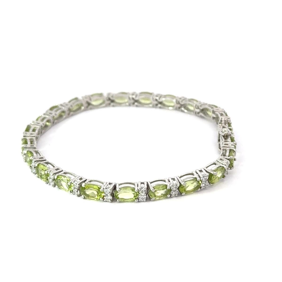 Classic Peridot & Zirkonia Eternity Tennisarmband für Oma Geschenk in Silber im Zustand „Neu“ im Angebot in New York, NY